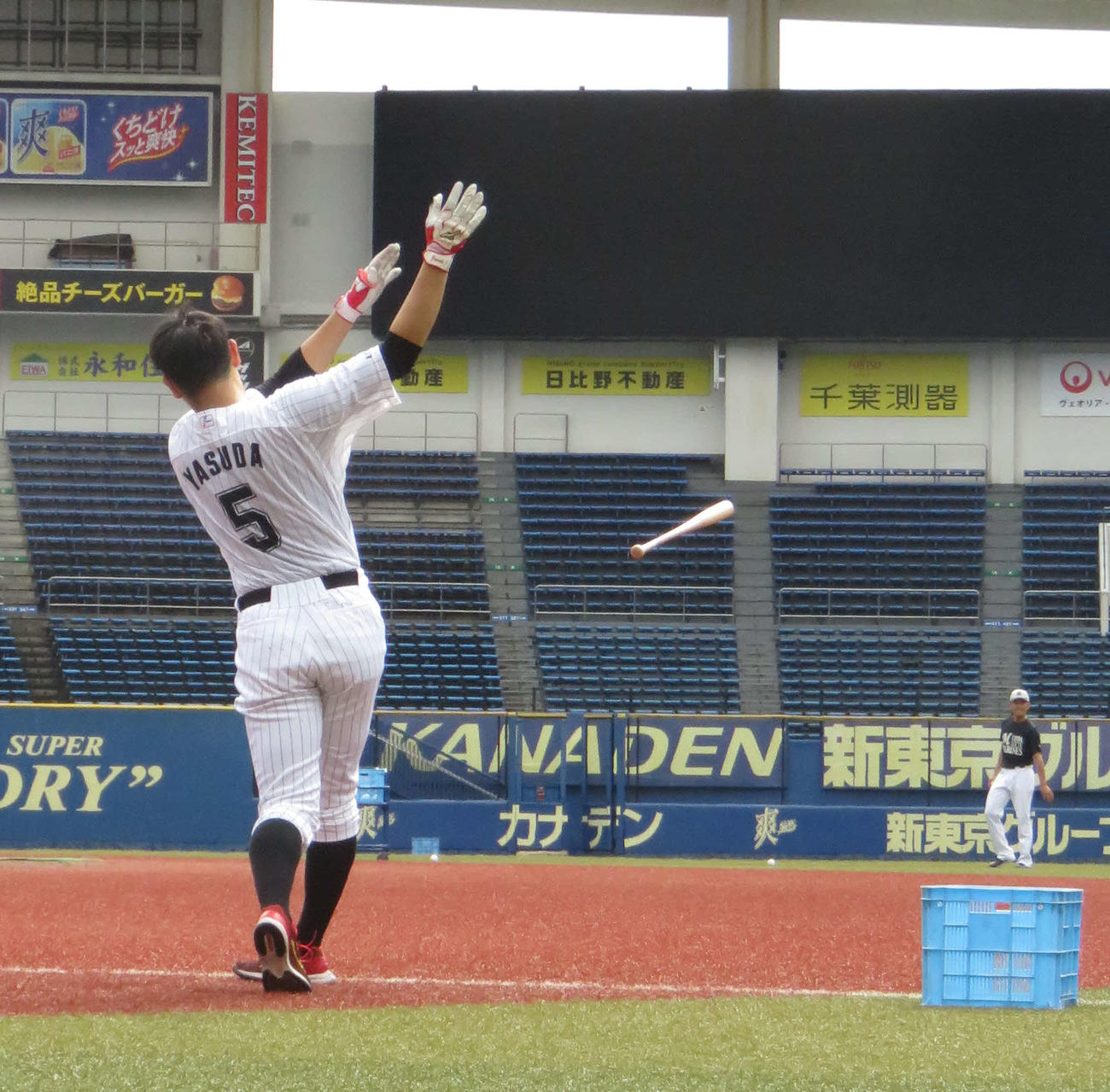 バットを投げ飛ばす練習をするロッテ安田