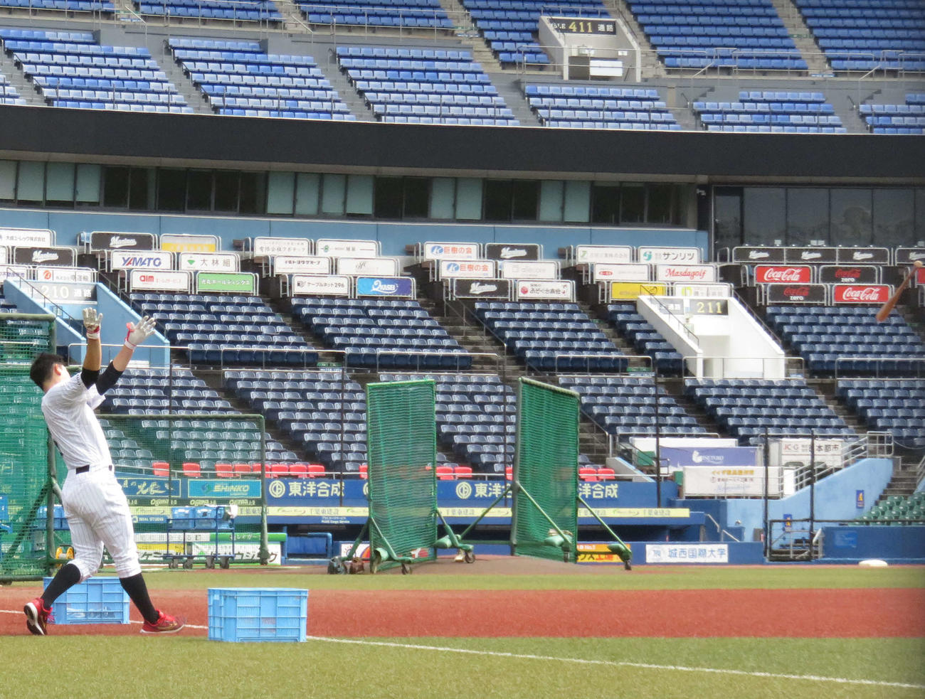 バットを投げ飛ばす練習をするロッテ安田