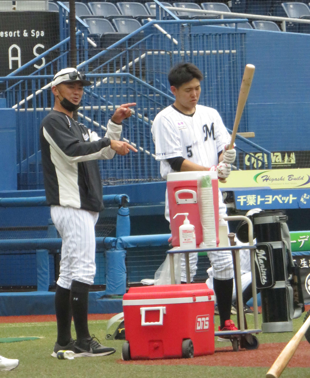 指示を出すロッテ福浦ヘッド兼打撃コーチ（左）と安田