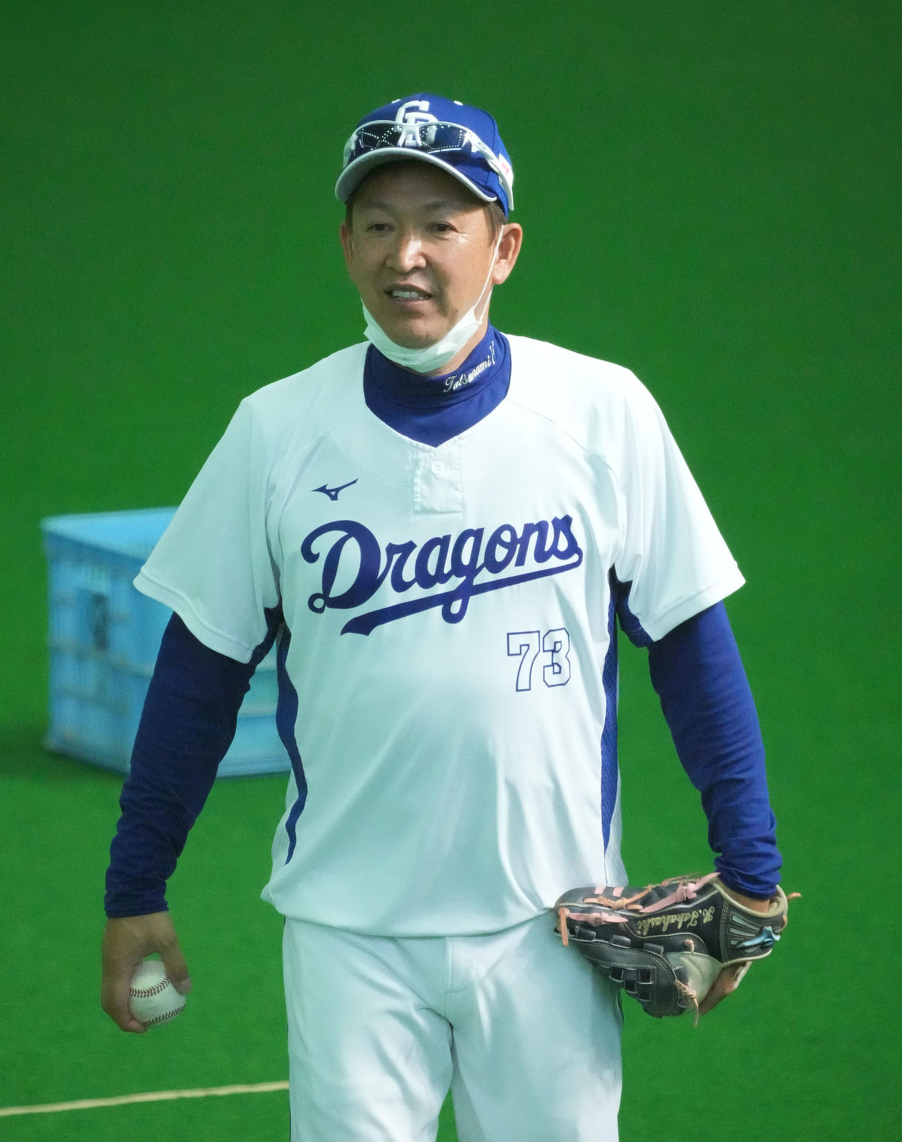 練習を見つめる立浪監督（撮影・森本幸一）