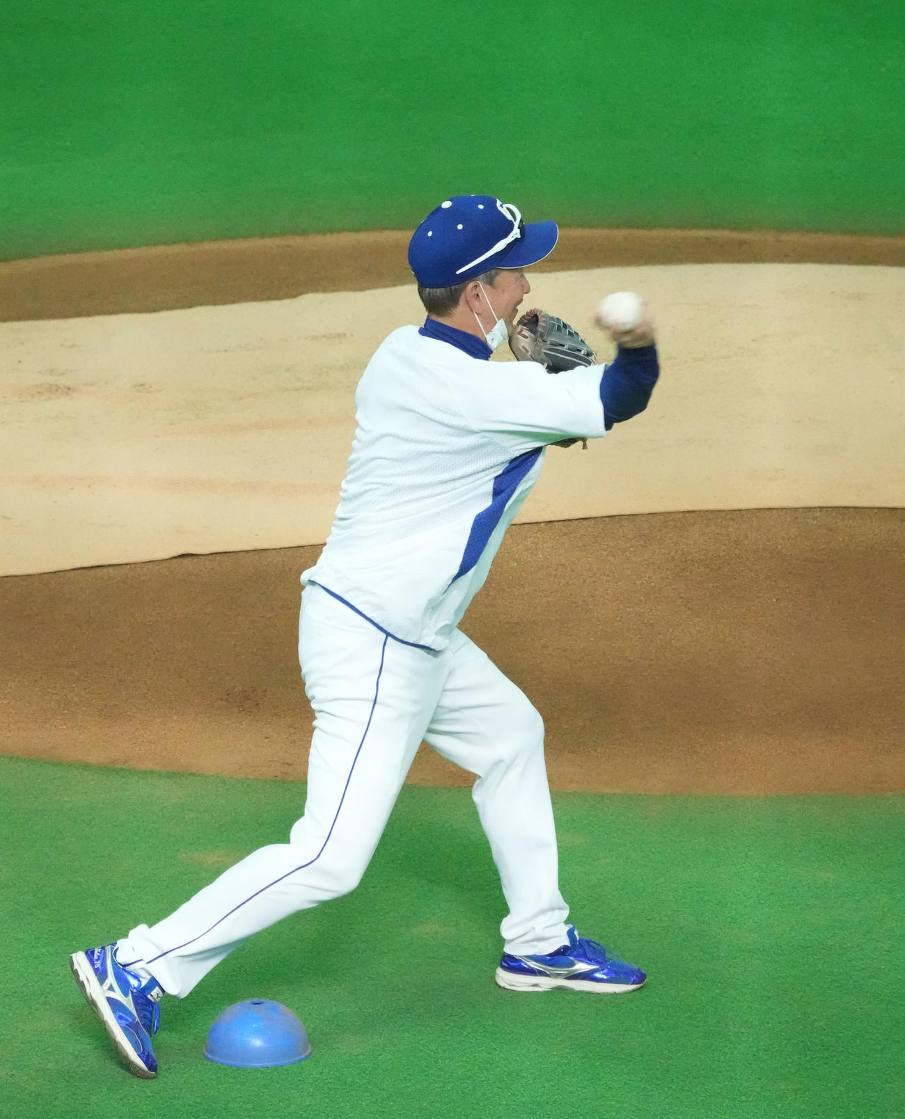 投手陣の送球練習に参加する立浪監督（撮影・森本幸一）