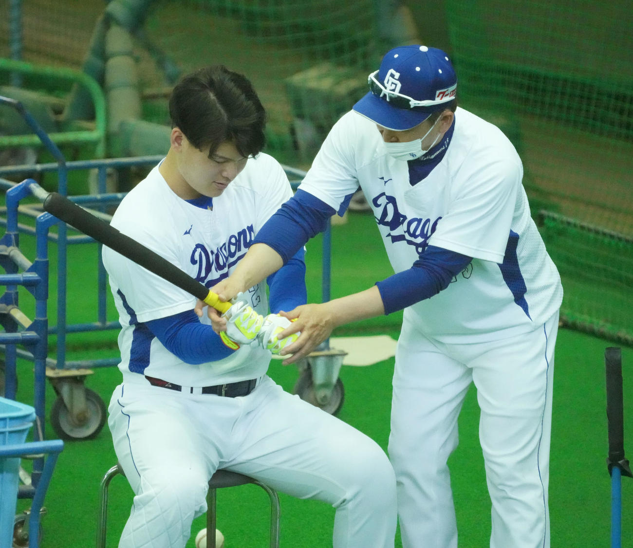 石川昂にアドバイスをする立浪監督（右）（撮影・森本幸一）