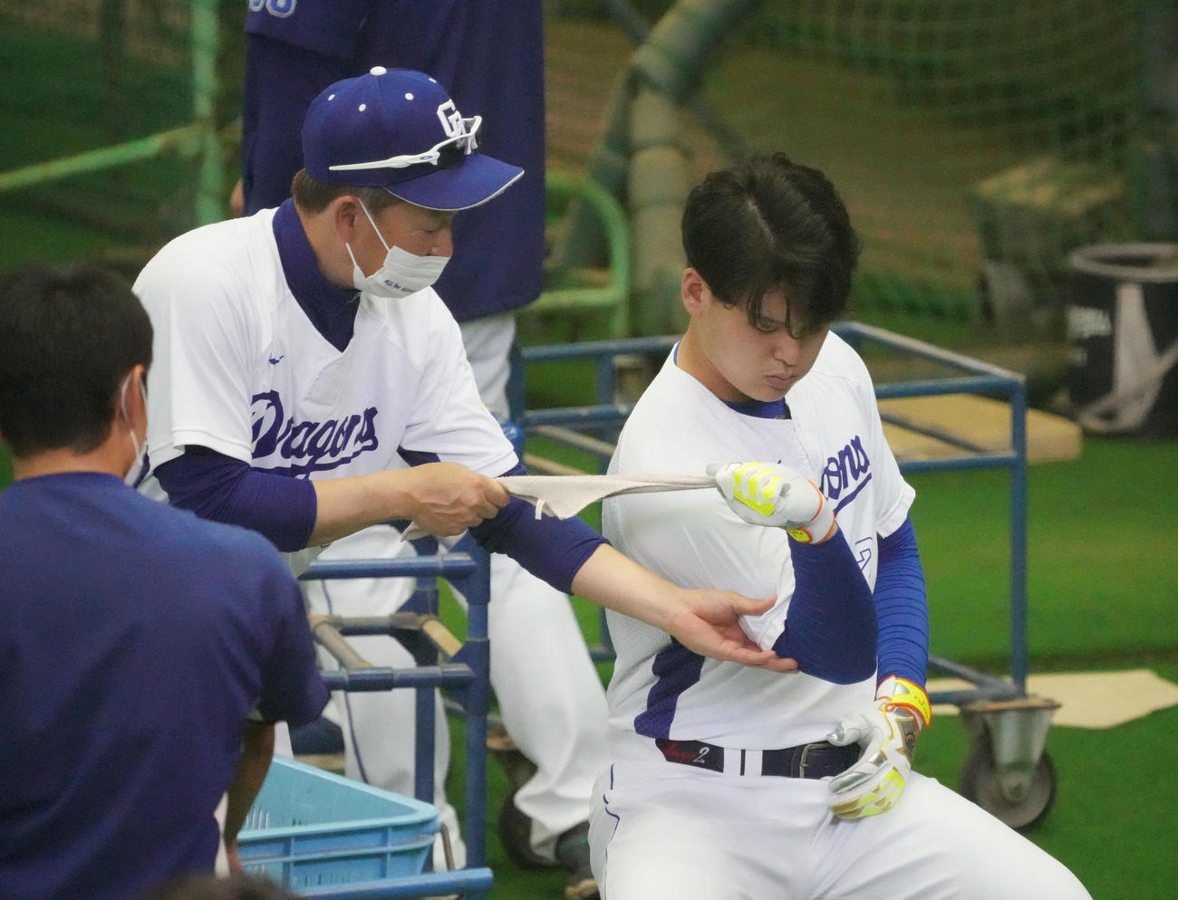 タオルを使い石川昂にアドバイスをする立浪監督（中央）（撮影・森本幸一）