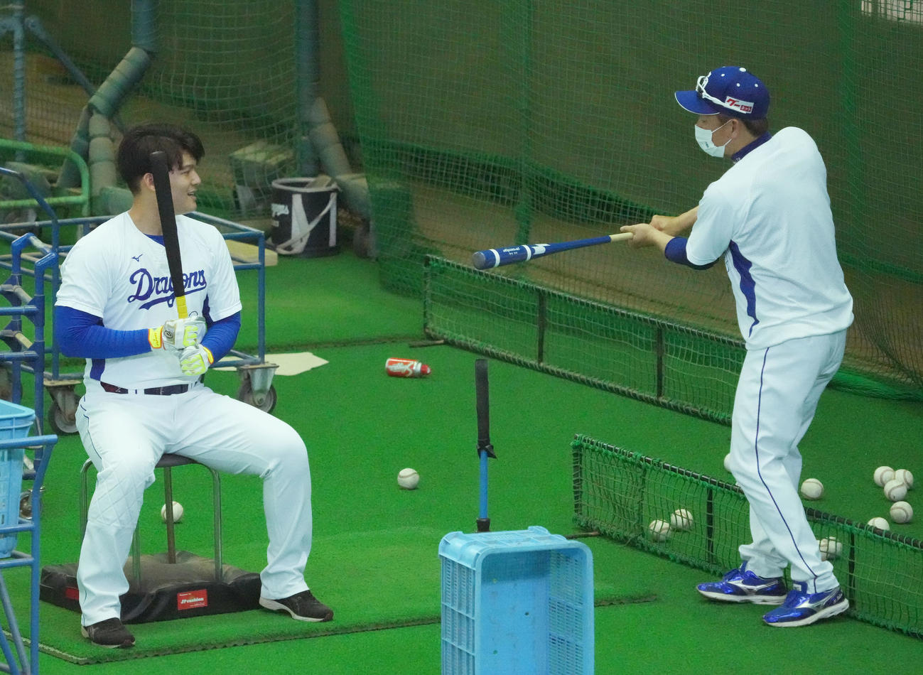 石川昂にアドバイスをする立浪監督（右）（撮影・森本幸一）