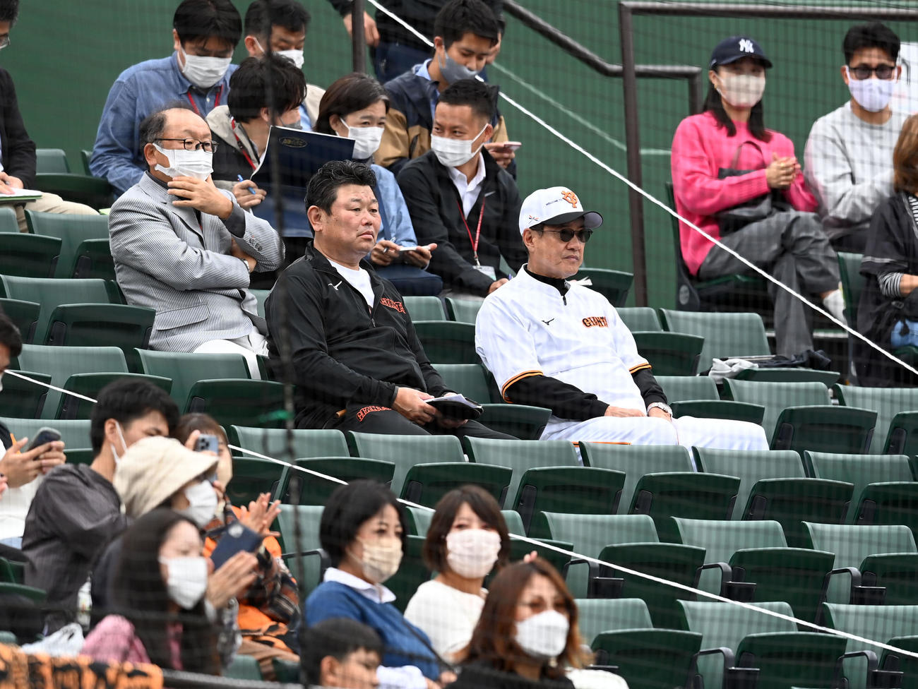 原監督（右）とともに紅白戦を視察した巨人大久保新打撃チーフコーチ（撮影・たえ見朱実）