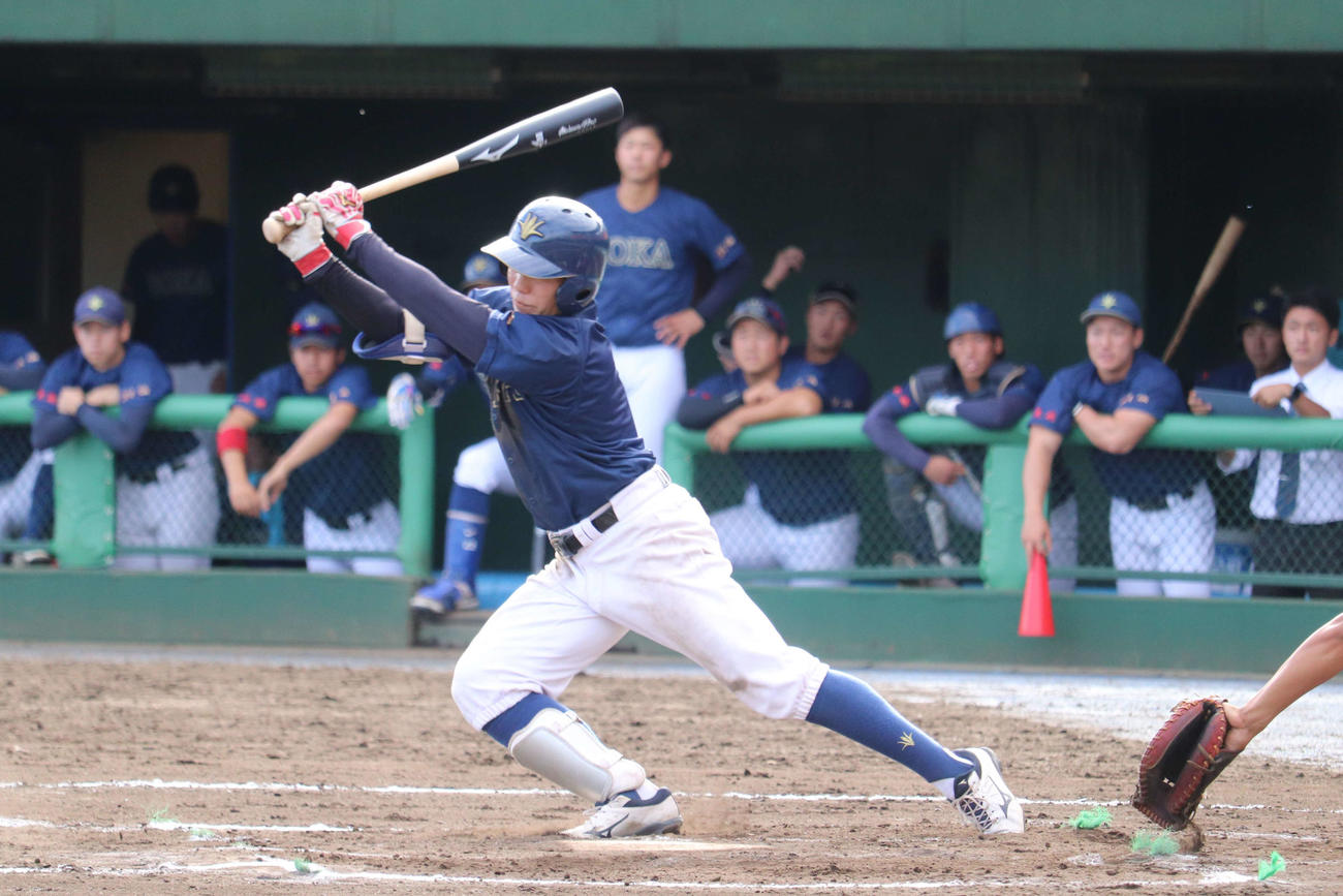 8回、先頭でしぶとく左前に運びチャンスを作った創価大・門脇の打撃（撮影・保坂淑子）