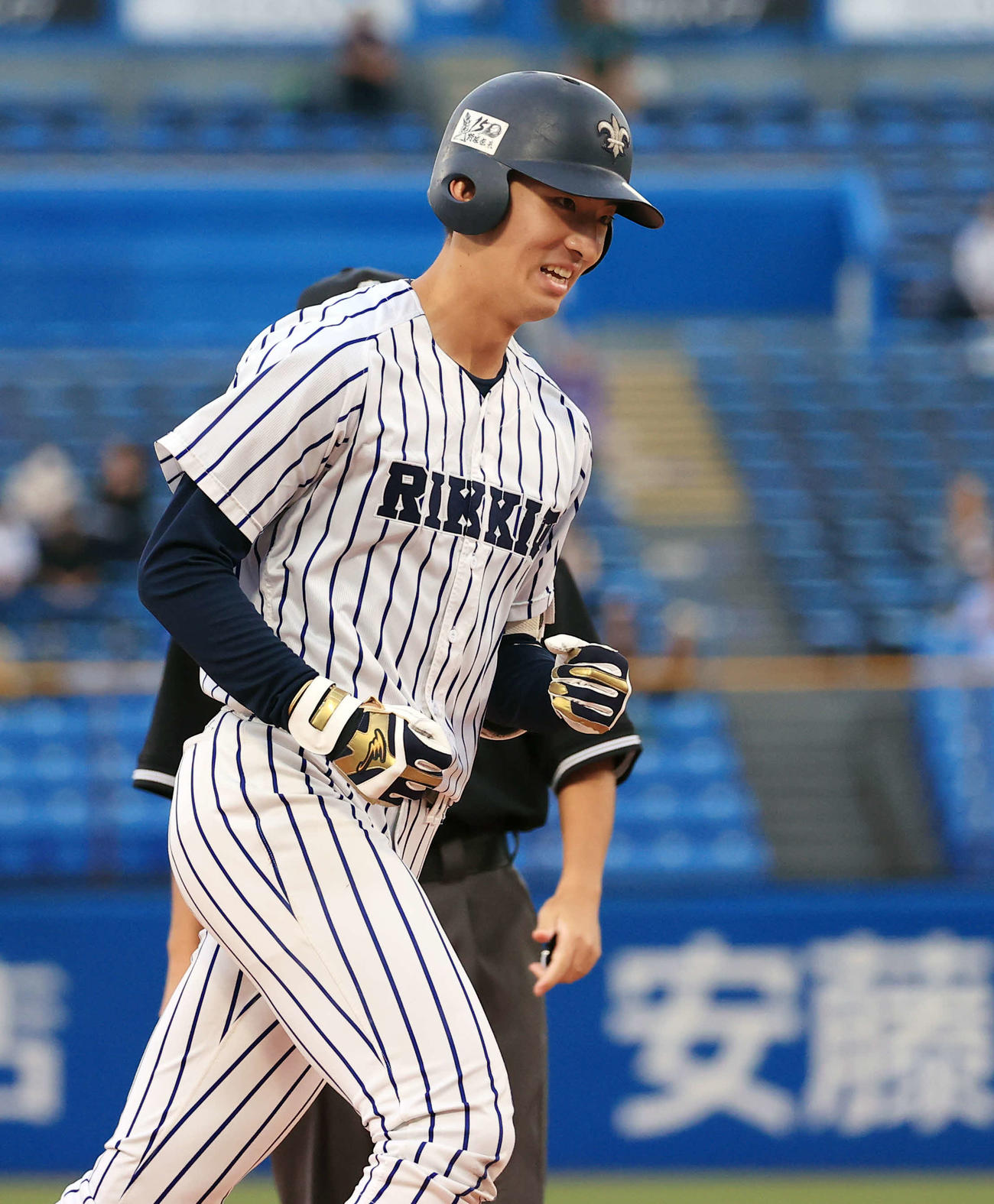 早大対立大　7回裏立大2死、荘司は中越え勝ち越しソロ本塁打を放ち笑顔でダイヤモンドを回る（撮影・浅見桂子）