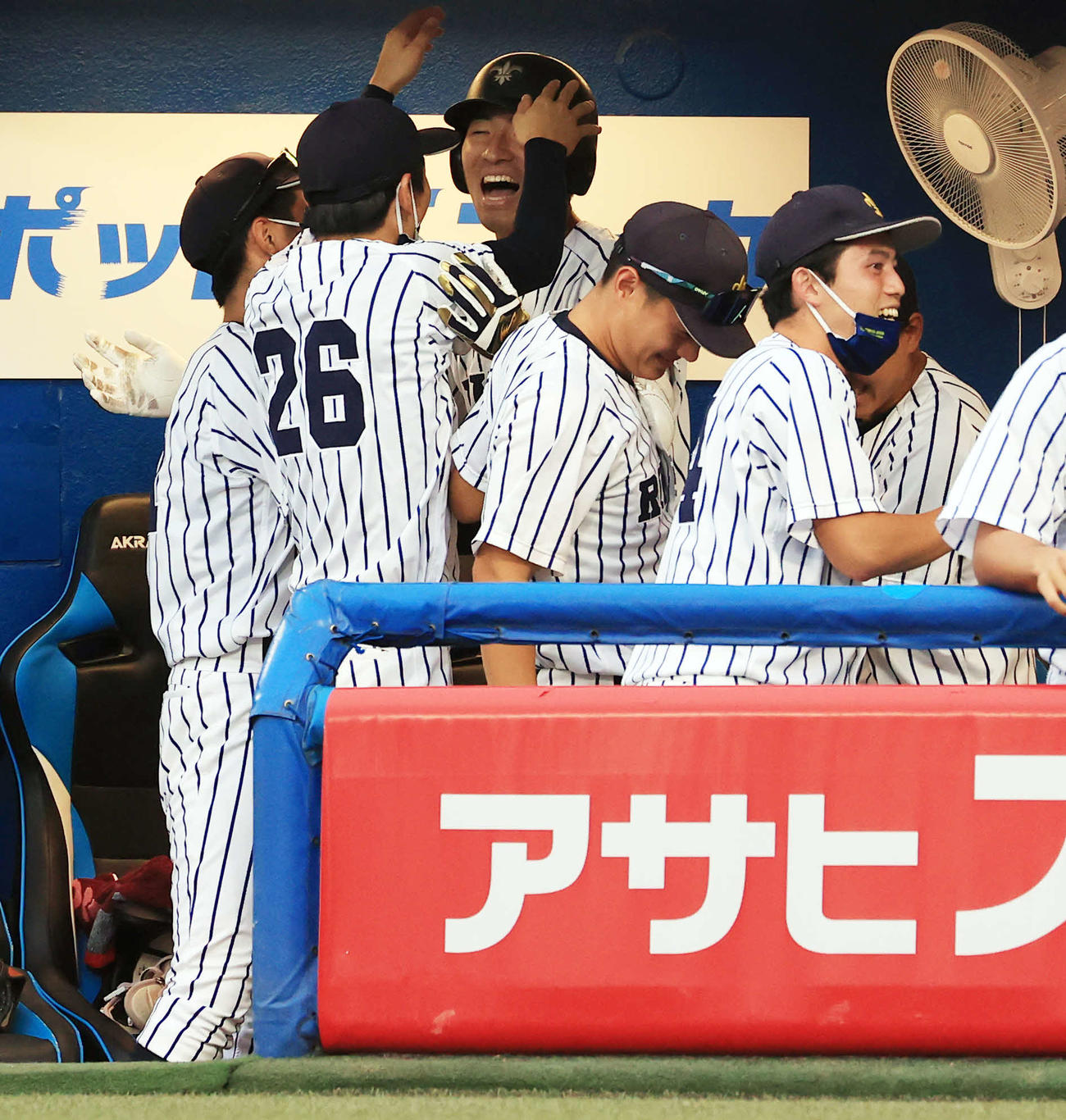 早大対立大　7回裏立大2死、荘司（中央）は中越え勝ち越しソロ本塁打を放ち、ナインから祝福され笑顔（撮影・浅見桂子）