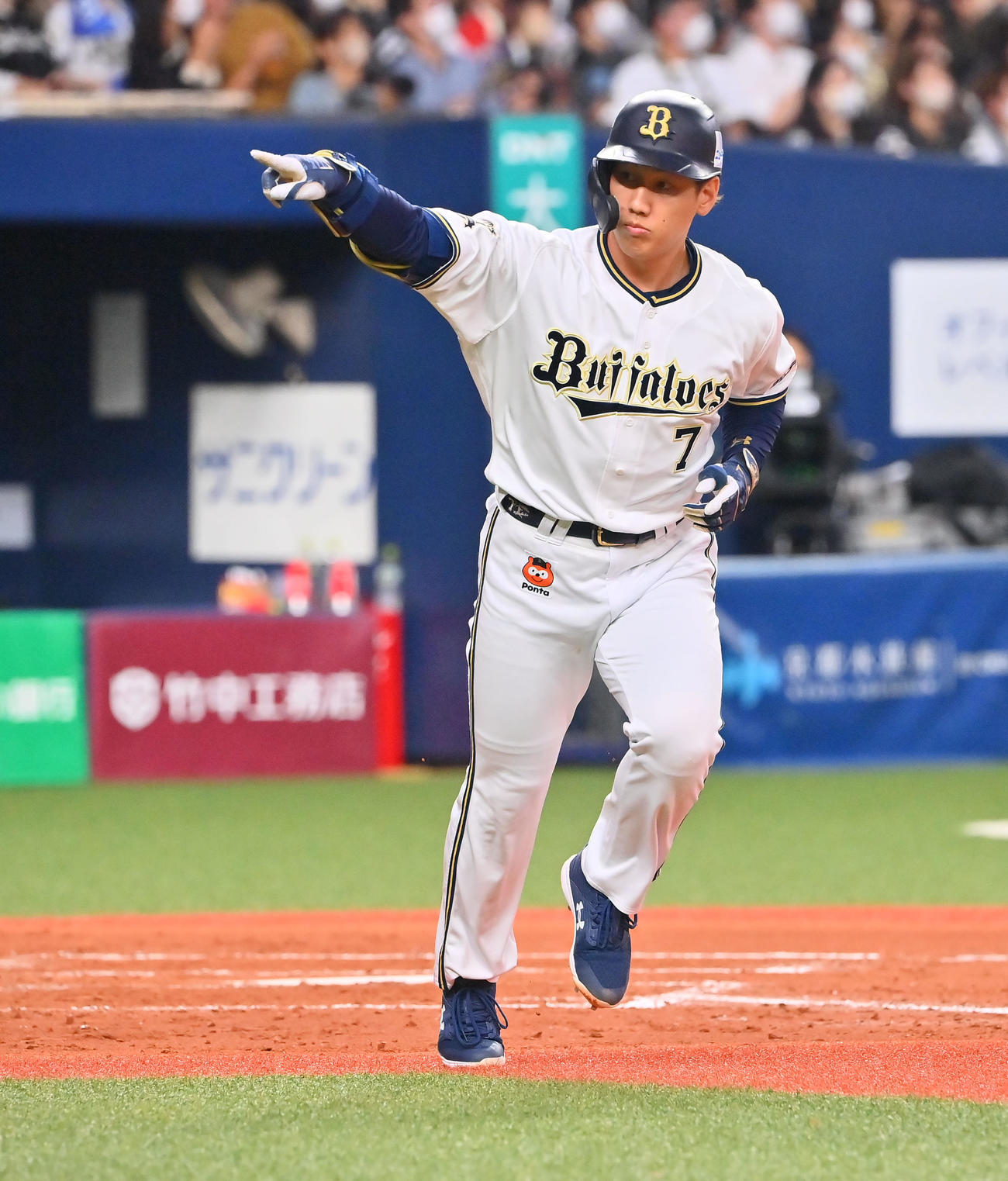 オリックス対ソフトバンク　4回裏オリックス無死一塁、右越え本塁打を放つ吉田正（撮影・和賀正仁）
