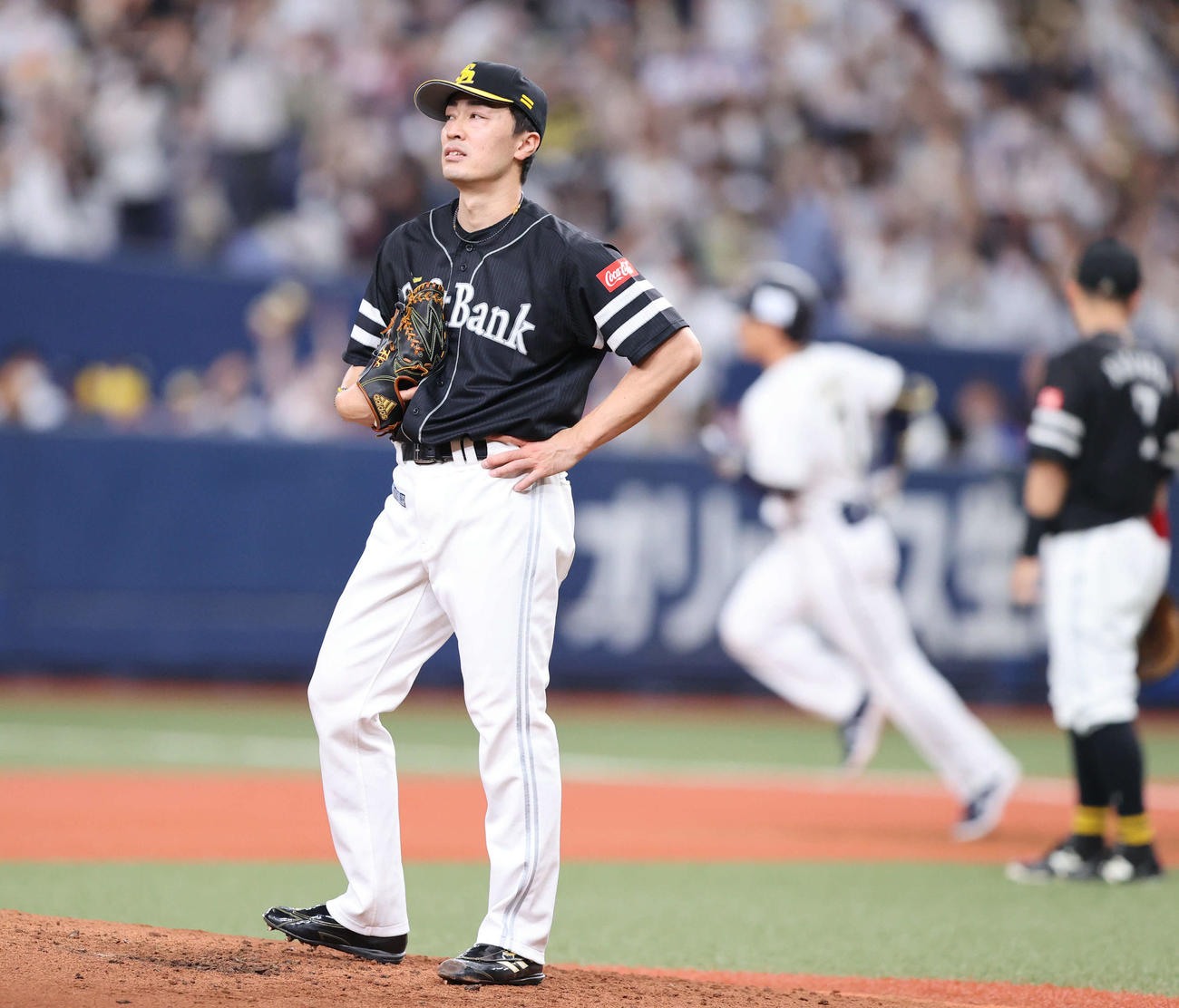 オリックス対ソフトバンク　4回裏オリックス無死一塁、吉田正（後方左）に先制中越え2点本塁打を浴びて立ちつくす和田毅（撮影・梅根麻紀）