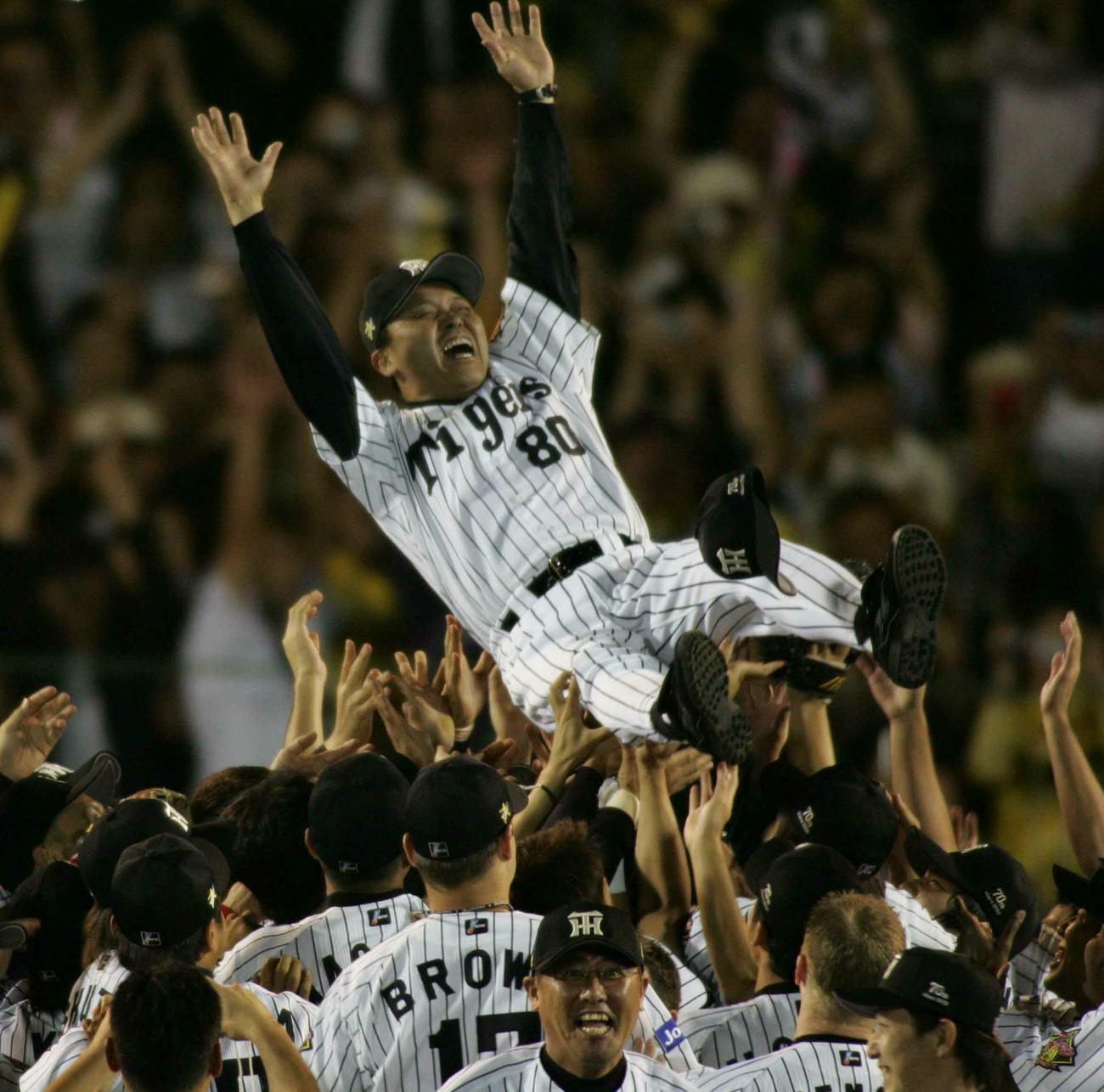 05年9月、セ・リーグ優勝を決め、選手の手で胴上げされる阪神岡田監督