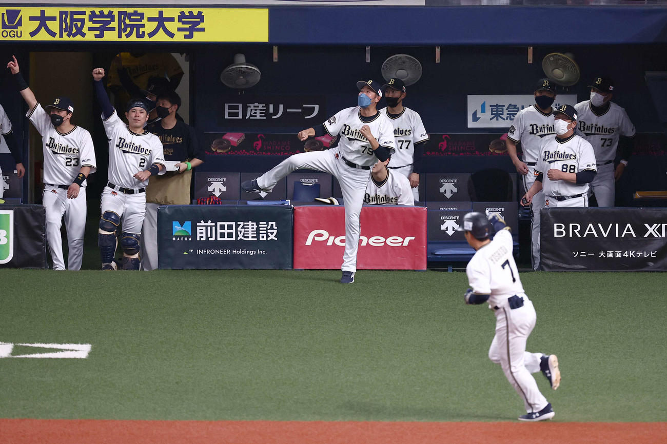 オリックス対ソフトバンク　4回裏オリックス無死一塁、吉田正の中越え2点本塁打で盛り上がるオリックスベンチ（撮影・上田博志）