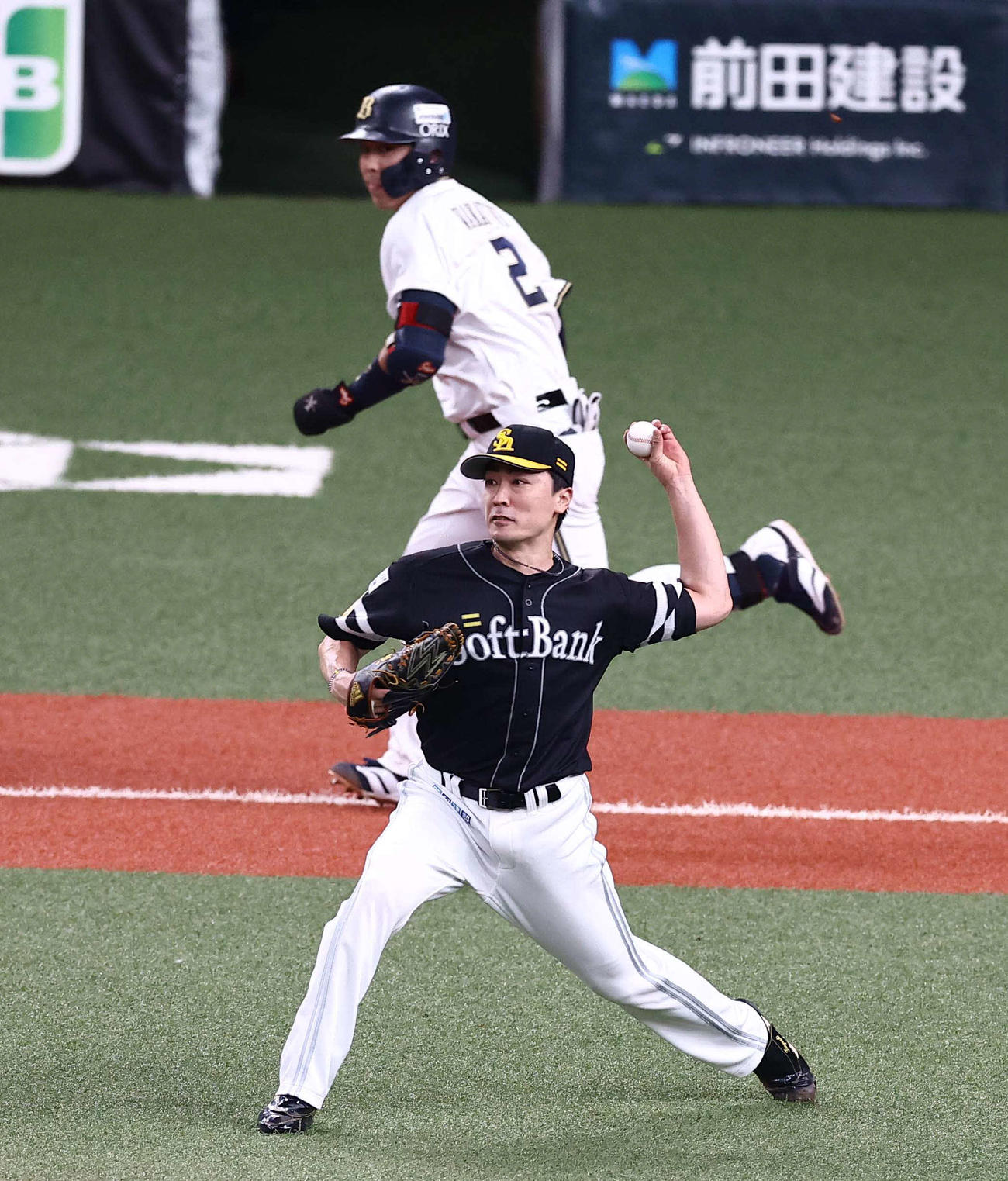 オリックス対ソフトバンク　5回裏オリックス無死一塁、若月のバントした打球を二塁へ送球し、一走紅林を封殺する和田（撮影・上田博志）