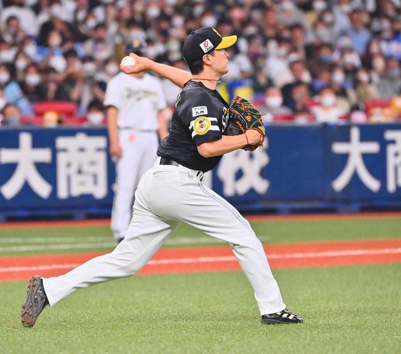 オリックス対ソフトバンク　5回裏オリックス無死一塁、紅林のバントを二塁に送球する和田（撮影・和賀正仁）