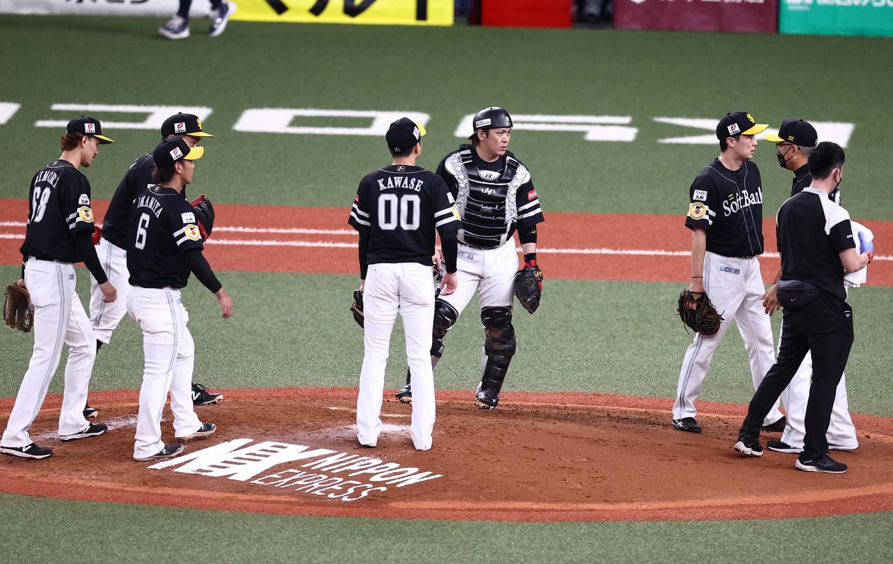 オリックス対ソフトバンク　和田（右から3人目）は5回途中2失点で降板する（撮影・上田博志）
