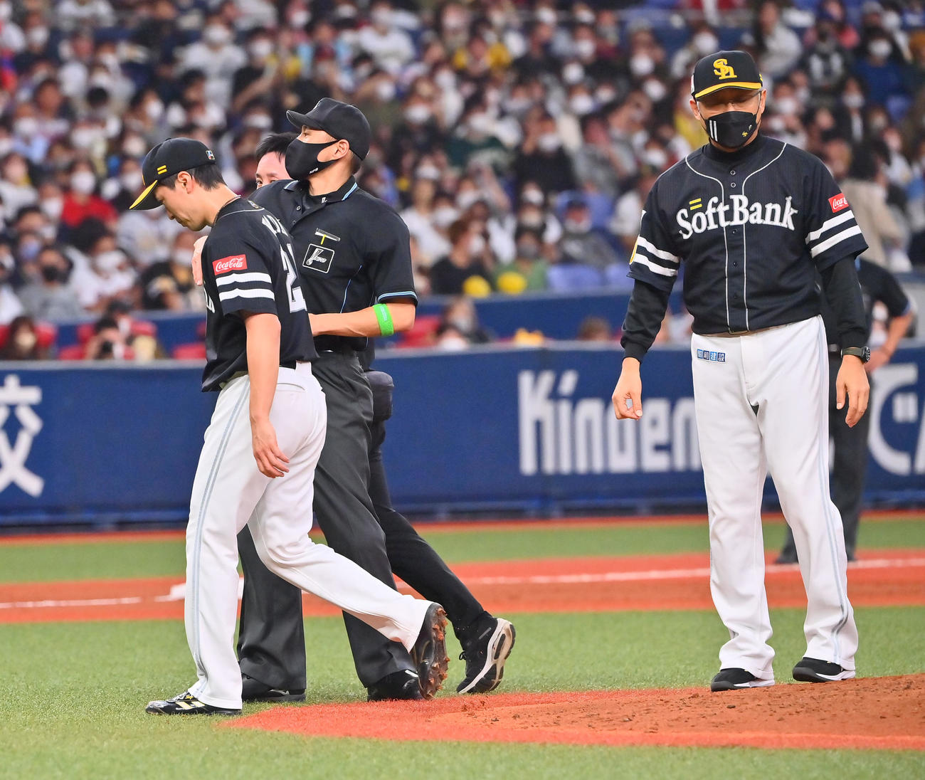 オリックス対ソフトバンク　5回裏オリックス無死一塁、紅林のバントを処理した後、ベンチに引き揚げる和田（撮影・和賀正仁）