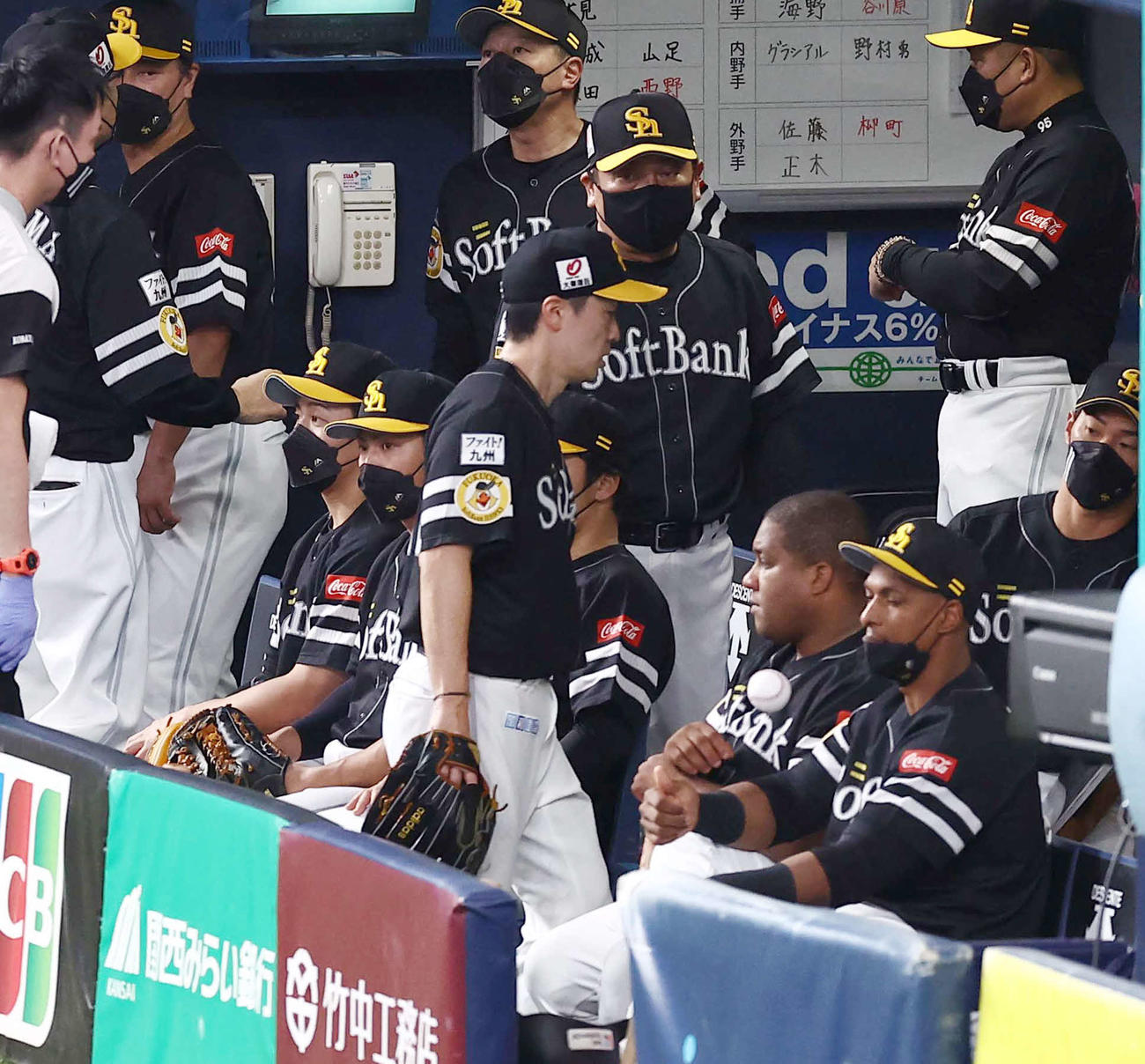 オリックス対ソフトバンク　5回途中2失点で降板の和田（中央左）を見つめる藤本監督（同右）（撮影・上田博志）