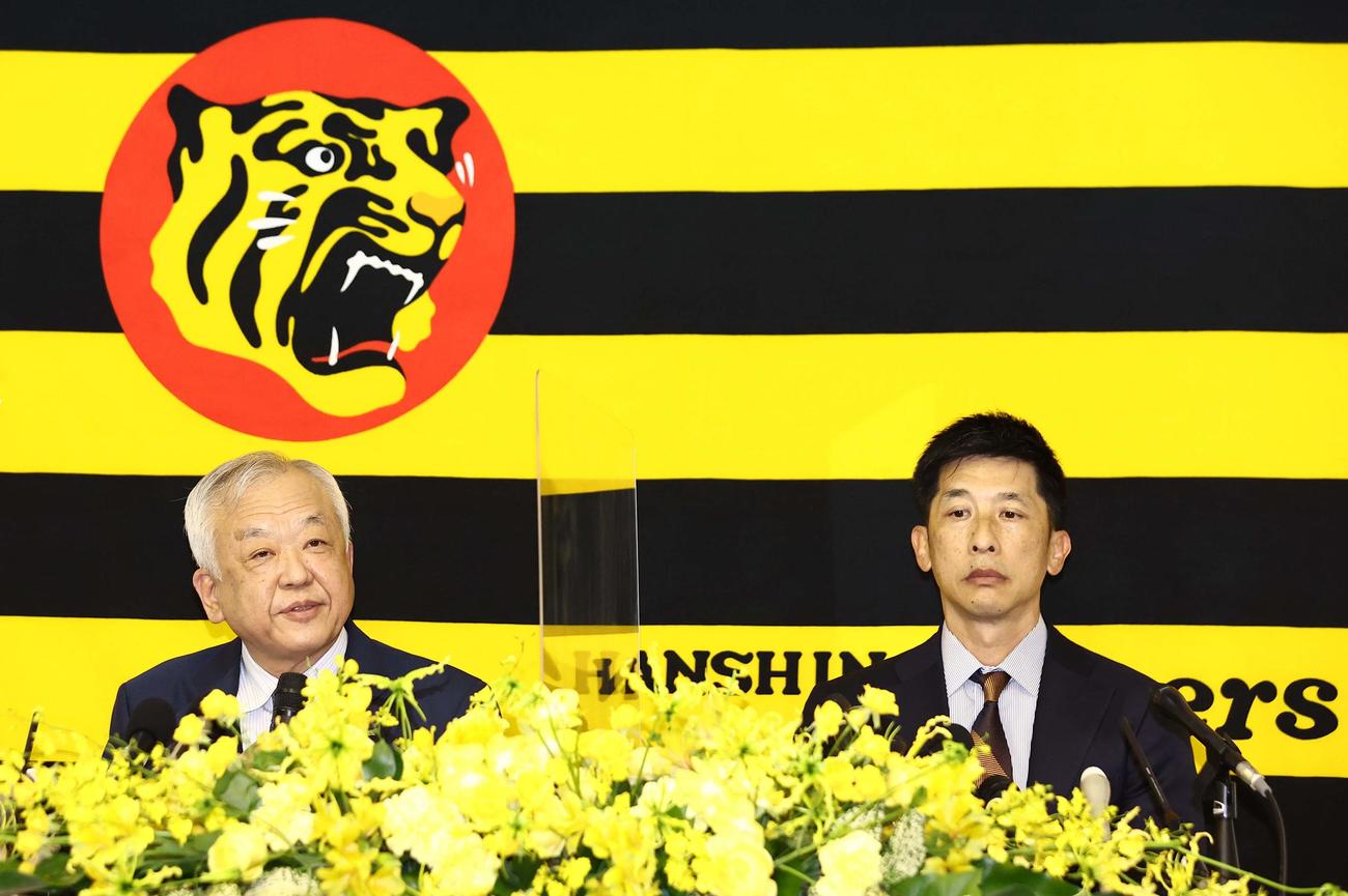 阪神電鉄本社で退任会見をする矢野監督（右）。左は藤原崇起オーナー（撮影・上田博志）