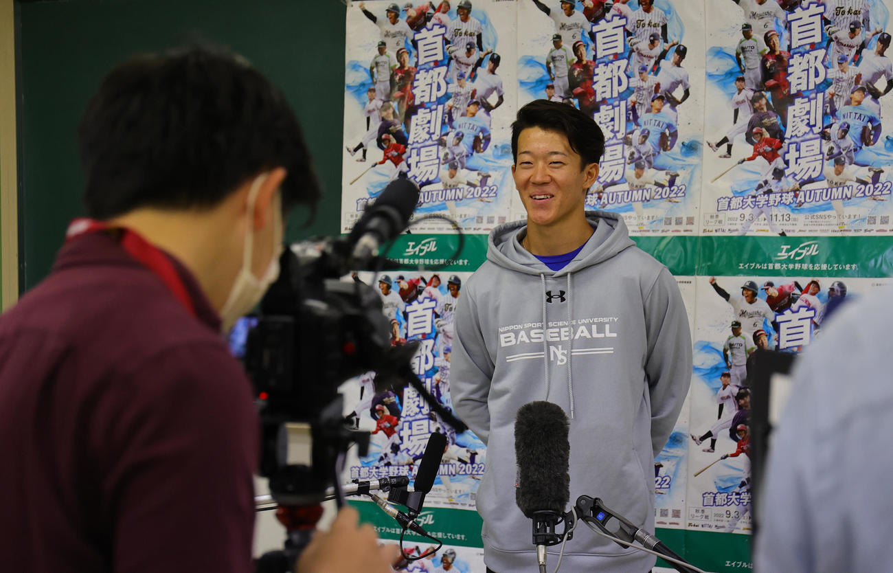 東海大対日体大　試合後に笑顔で取材対応する日体大・矢沢（撮影・野上伸悟）