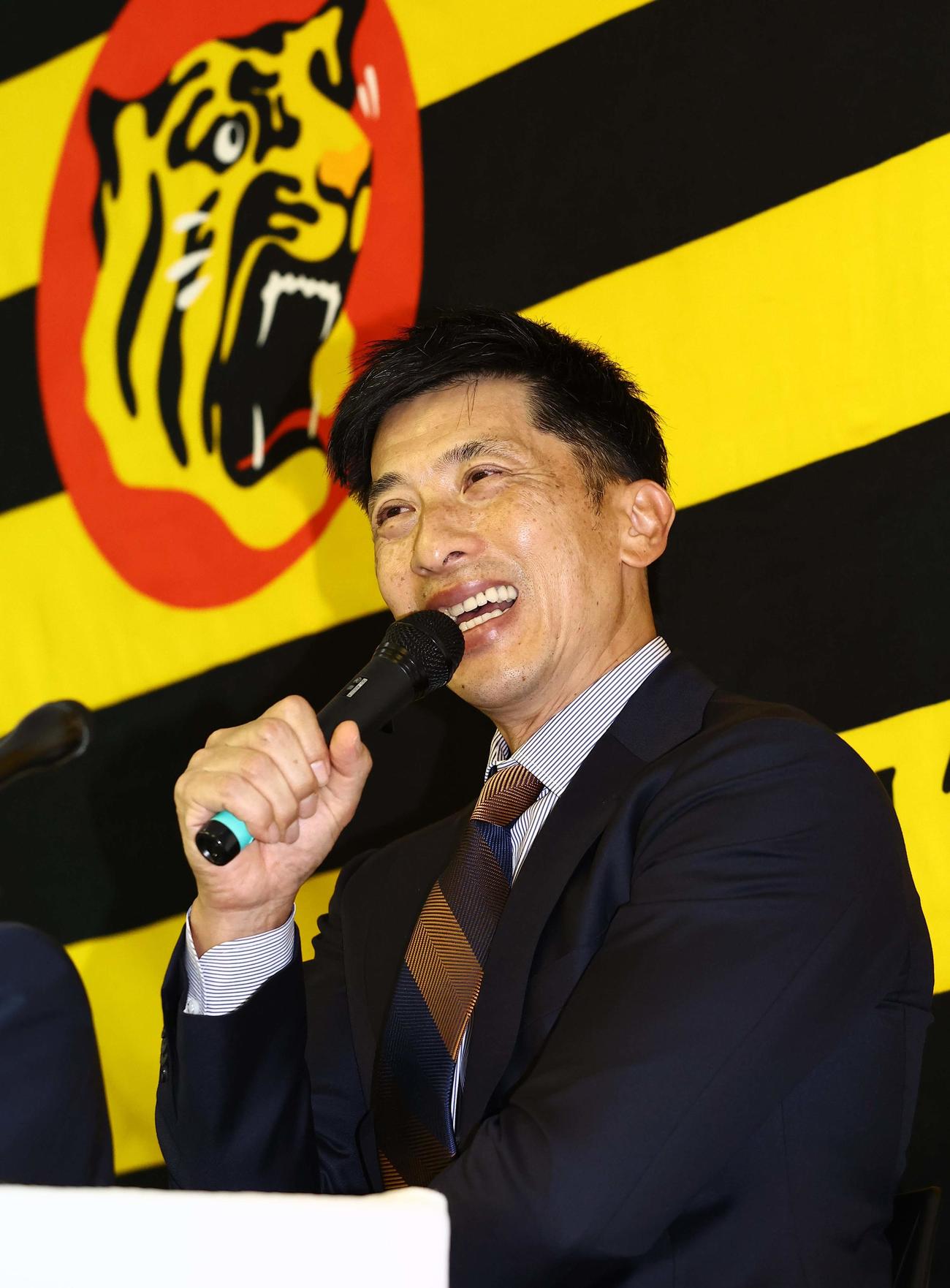退任会見で笑顔をみせる矢野監督（撮影・上田博志）