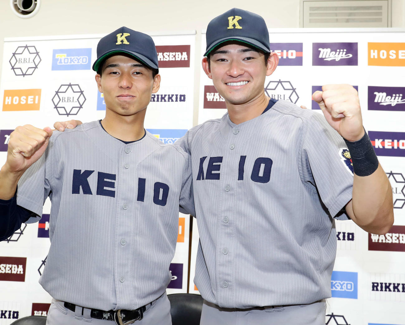 明大対慶大　笑顔でガッツポーズする慶大萩尾（右）と増居（撮影・浅見桂子）