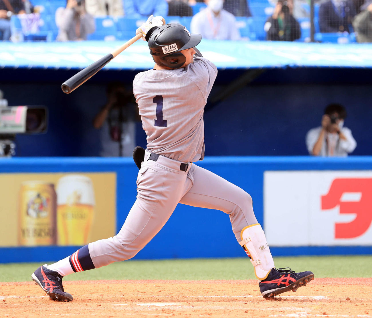 明大対慶大　5回裏慶大2死一、二塁、萩尾は2点適時二塁打を放つ（撮影・浅見桂子）