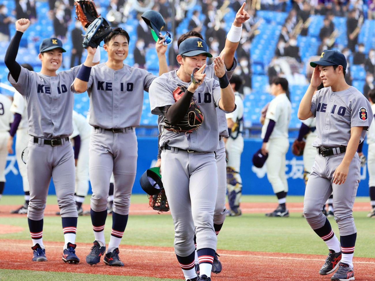 明大対慶大　勝利し、笑顔を見せる萩尾（中央）ら慶大ナイン（撮影・浅見桂子）