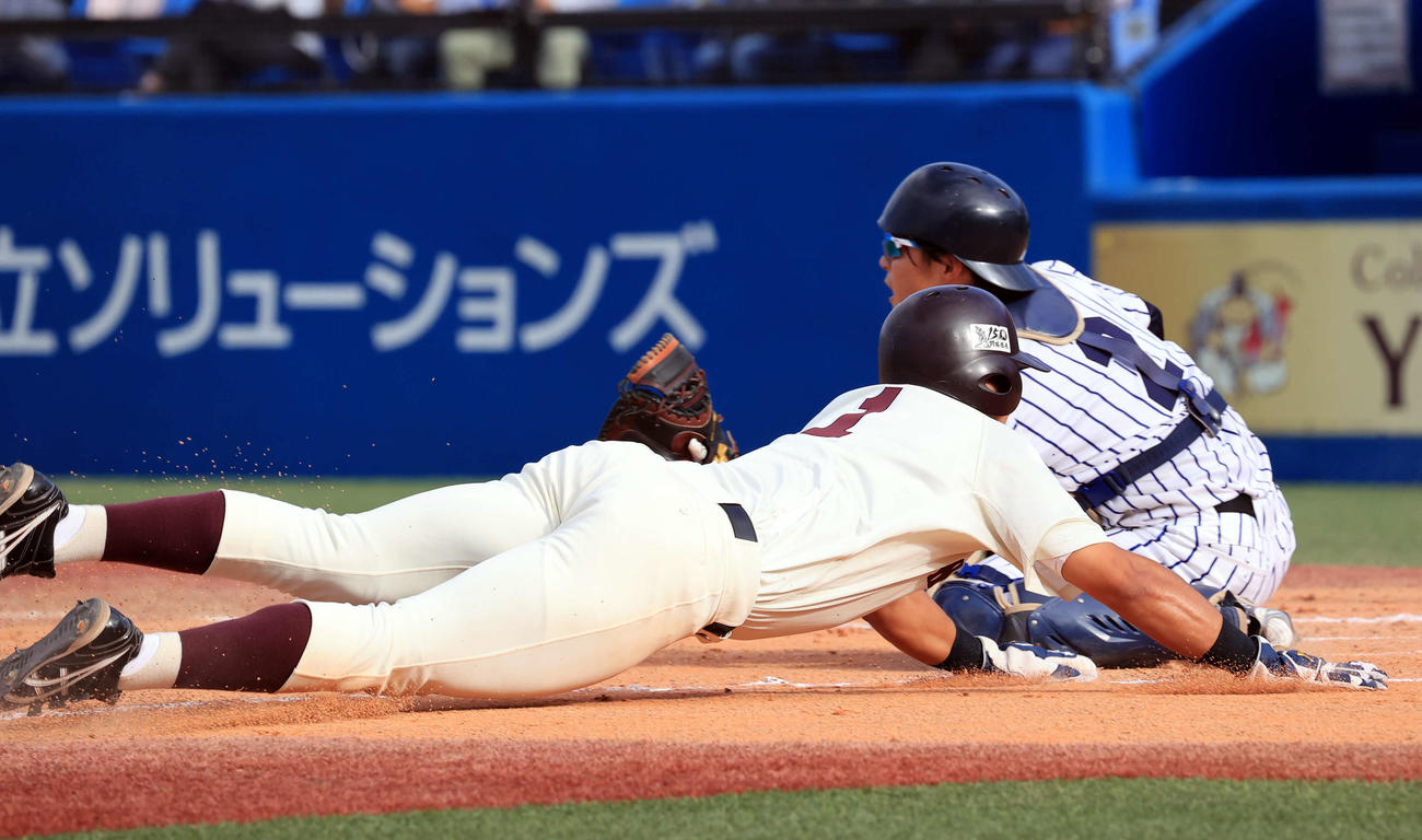 早大対立大　2回表早大1死二塁、吉納の先制中適時打で、二塁走者の蛭間はヘッドスライディングで生還する（撮影・浅見桂子）
