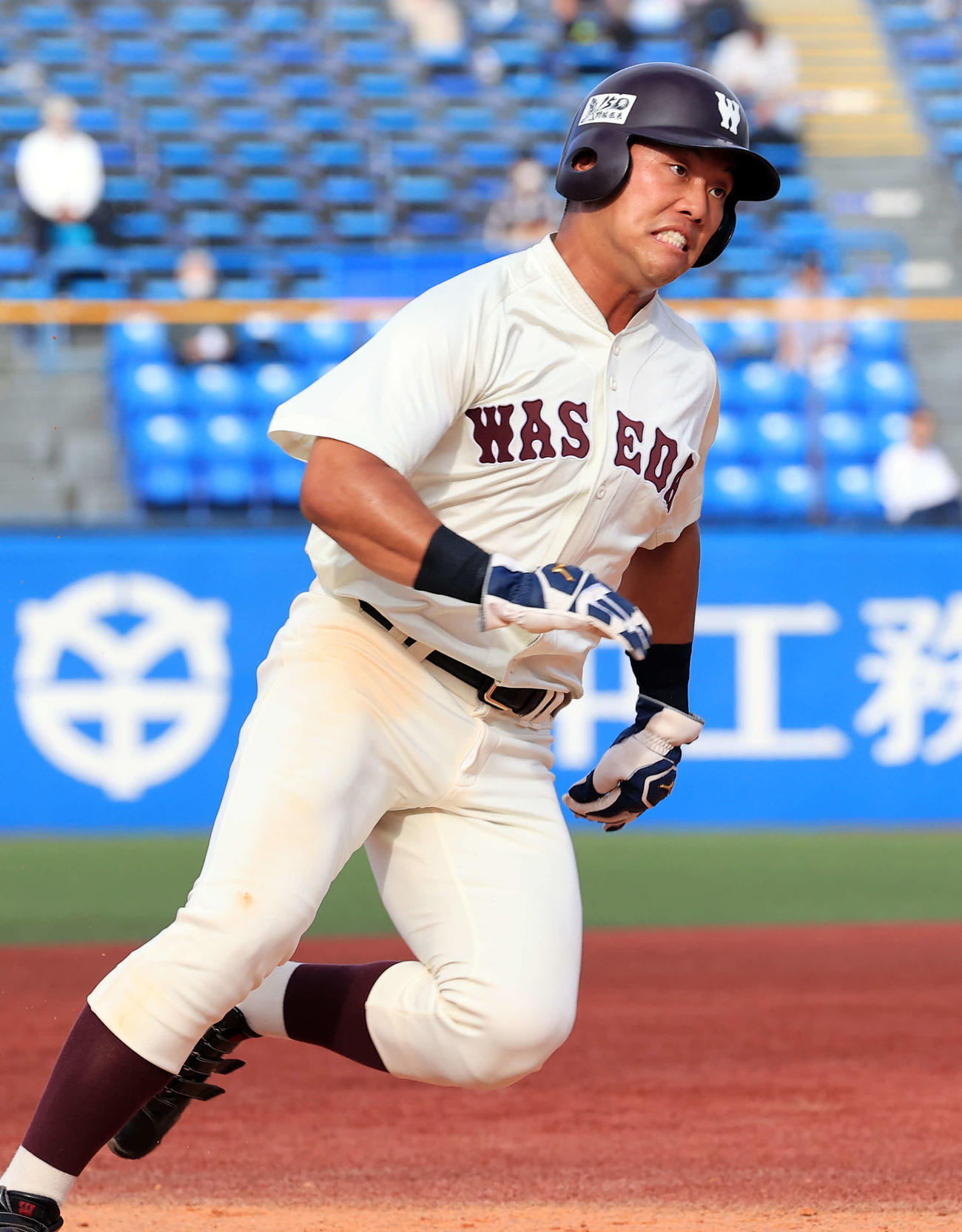早大対立大　2回表早大1死二塁、吉納の先制中適時打で、二塁走者の蛭間は激走で三塁を回る（撮影・浅見桂子）
