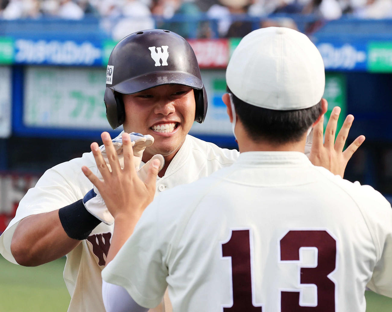 早大対立大　2回表早大1死二塁、吉納の先制中適時打で、生還した蛭間は笑顔でナインとハイタッチ（撮影・浅見桂子）