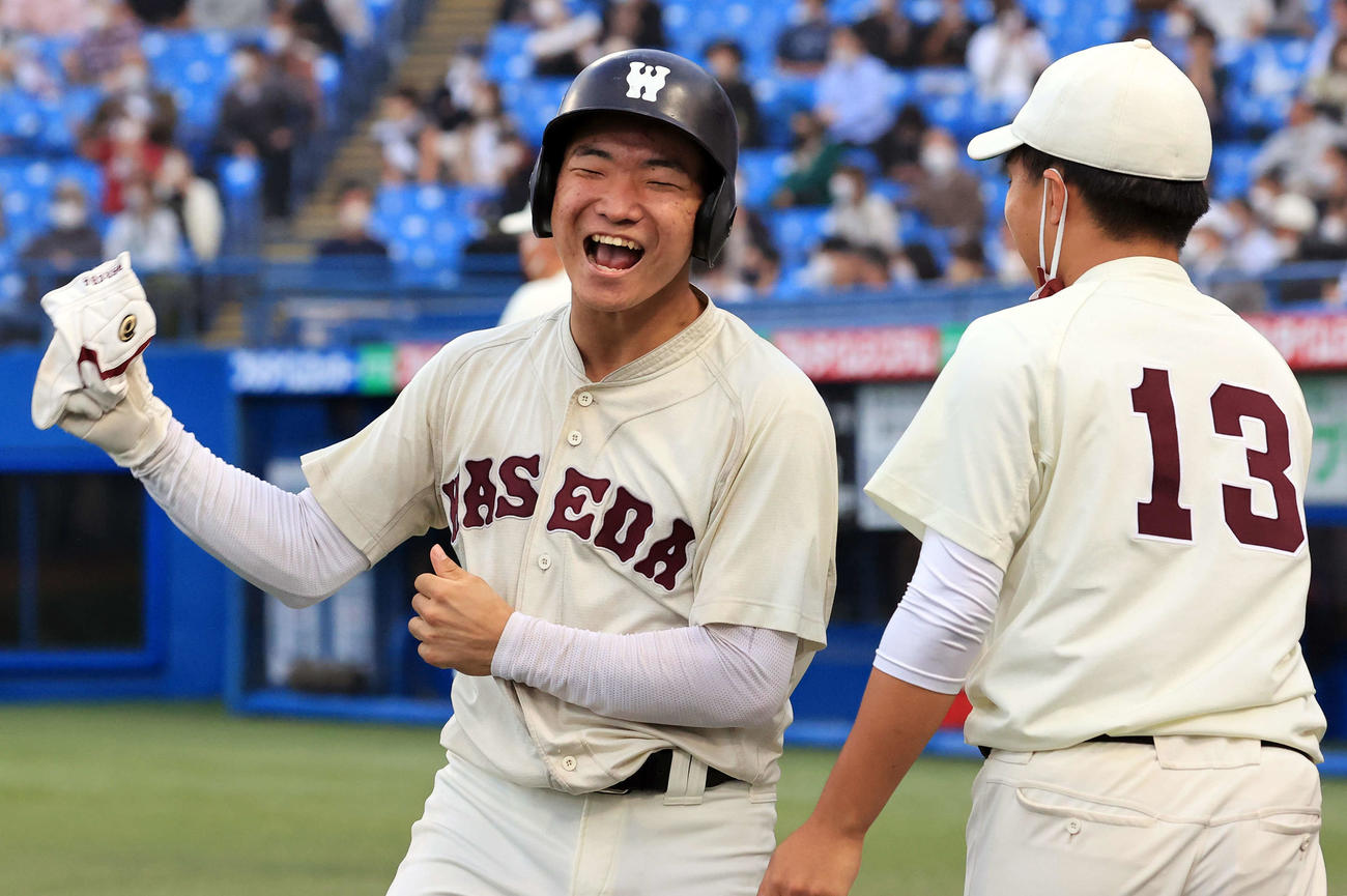 早大対立大　8回表早大1死一、三塁、熊田の同点内野適時打で生還した山県（左）は笑顔でガッツポーズ（撮影・浅見桂子）