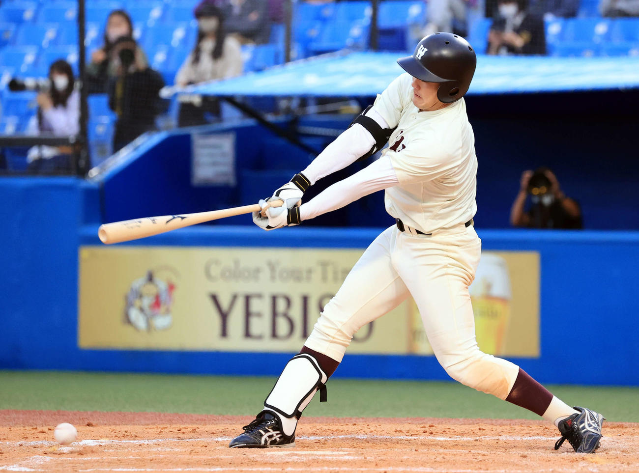 早大対立大　8回表早大1死一、三塁、熊田は同点内野適時打を放つ（撮影・浅見桂子）