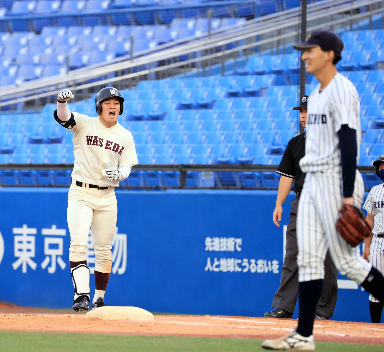早大対立大　8回表早大1死一、三塁、熊田は同点内野適時打を放ちガッツポーズ。投手荘司（撮影・浅見桂子）