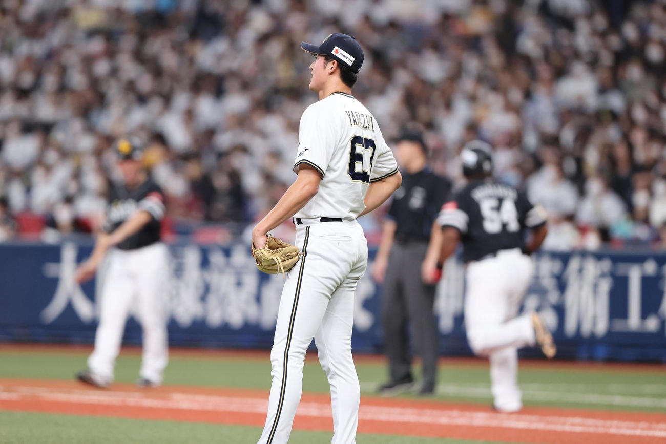 オリックス対ソフトバンク　7回表ソフトバンク1死一塁、デスパイネに同点となる2点本塁打を浴びた山崎颯一郎（撮影・梅根麻紀）