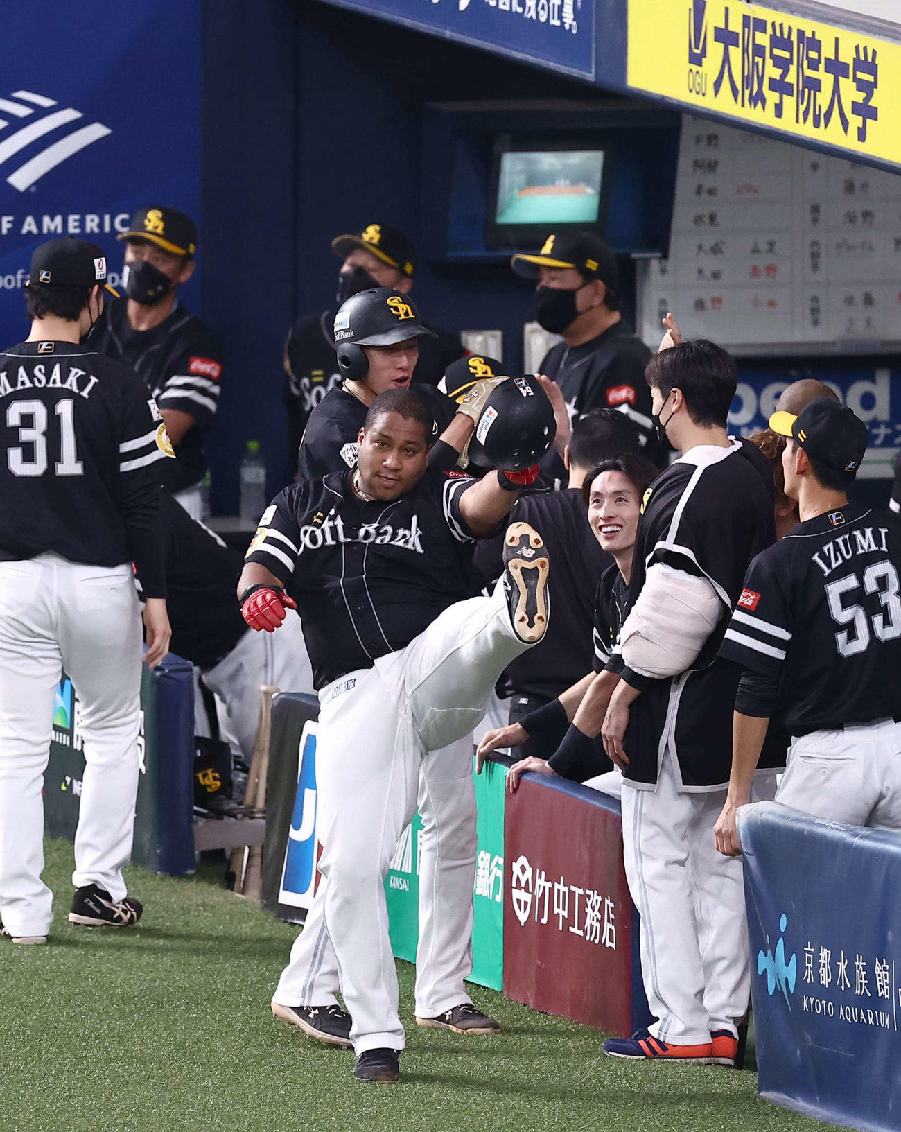オリックス対ソフトバンク　7回表ソフトバンク1死一塁、デスパイネは左中間へ2点本塁打を放ち、ベンチ前でポーズ（撮影・上田博志）