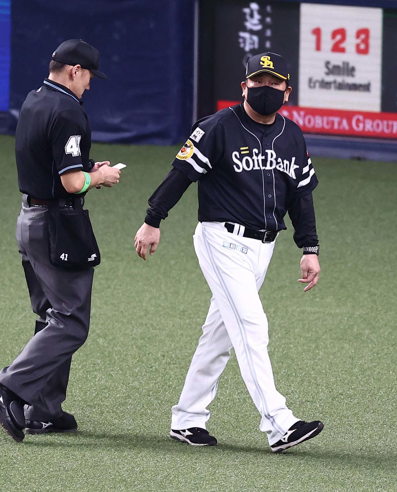 オリックス対ソフトバンク　選手交代を告げる藤本監督（撮影・上田博志）