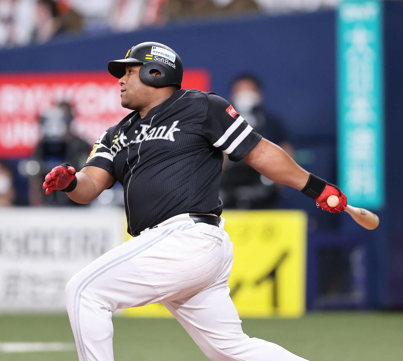 オリックス対ソフトバンク　7回表ソフトバンク1死一塁、デスパイネは左中間へ2点本塁打を放つ（撮影・梅根麻紀）