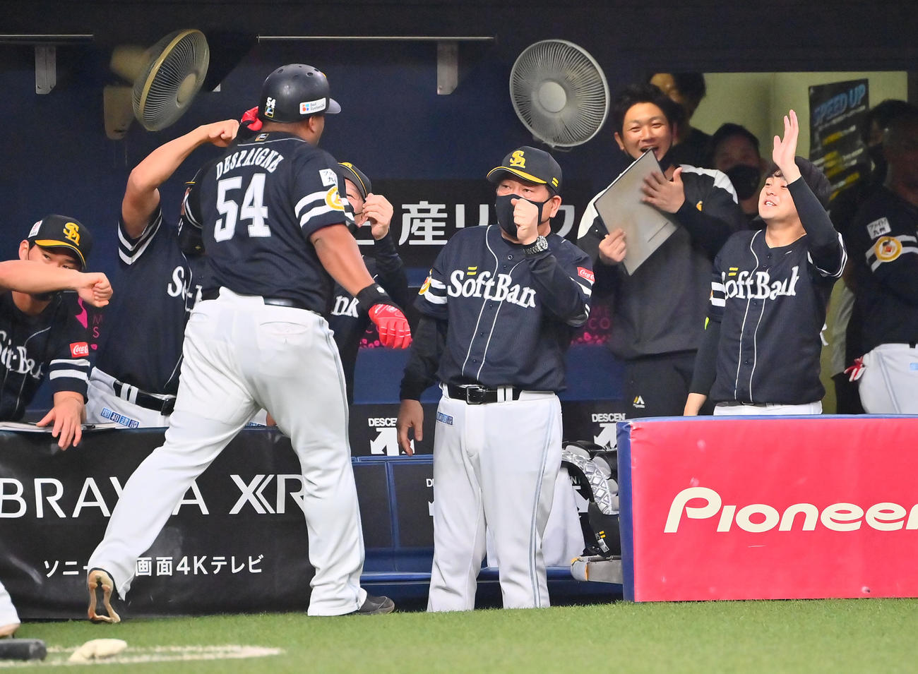 オリックス対ソフトバンク　7回表ソフトバンク1死一塁、左中間に同点となる2点本塁打を放ったデスパイネは藤本監督の出迎えを受ける（撮影・和賀正仁）（撮影・和賀正仁）
