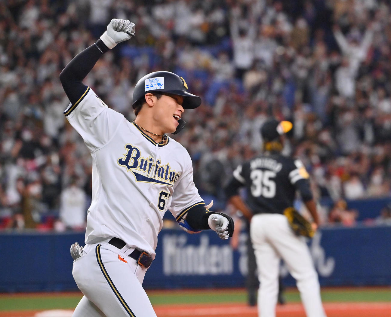 オリックス対ソフトバンク　9回裏オリックス2死二、三塁、左前に日本シリーズ進出をきめるサヨナラ打を放つ中川圭（撮影・和賀正仁）