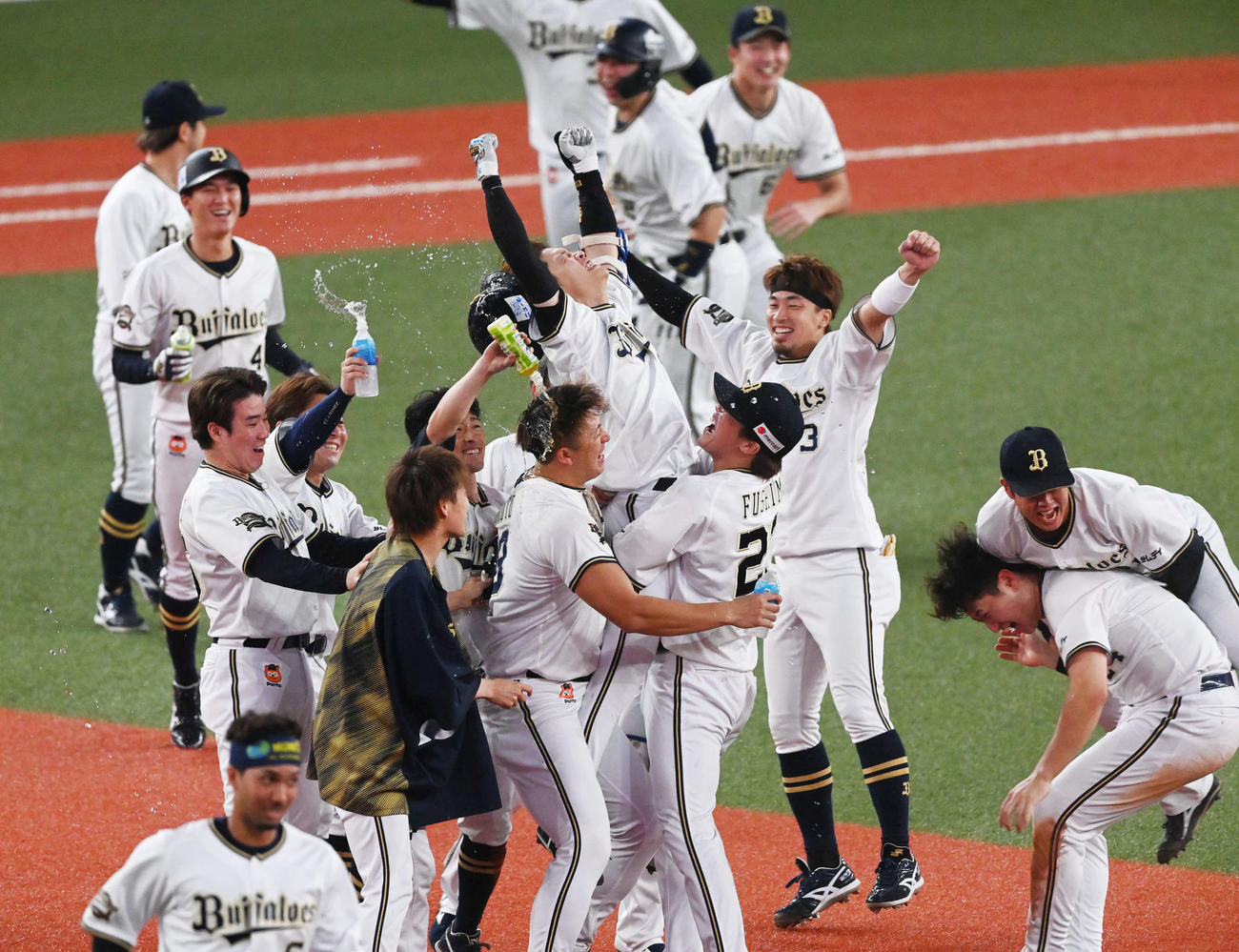 オリックス対ソフトバンク　9回裏オリックス2死二、三塁、中川圭のサヨナラ打で日本シリーズ進出を決めて歓喜の輪をつくるオリックスの選手たち（撮影・前岡正明）