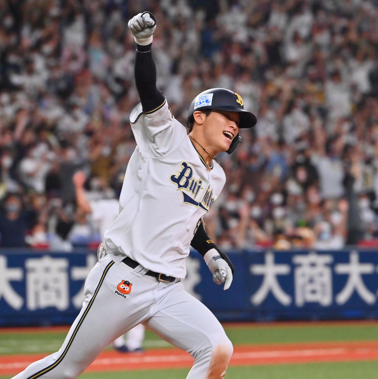 オリックス対ソフトバンク　9回裏オリックス2死二、三塁、左前に日本シリーズ進出をきめるサヨナラ打を放つ中川圭（撮影・和賀正仁）
