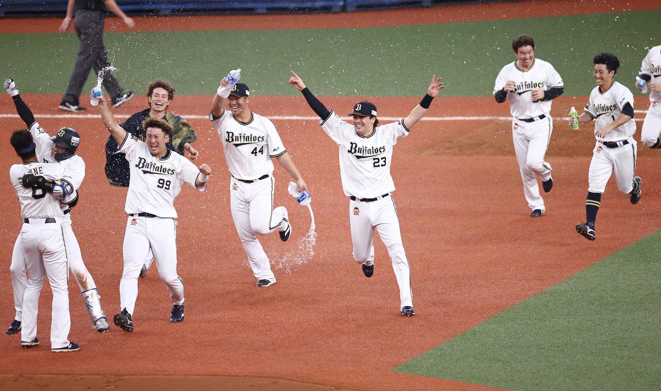 オリックス対ソフトバンク　9回裏オリックス2死二、三塁、中川（左から2人目）のサヨナラ適時打でベンチを飛び出し喜ぶオリックスナイン（撮影・上田博志）