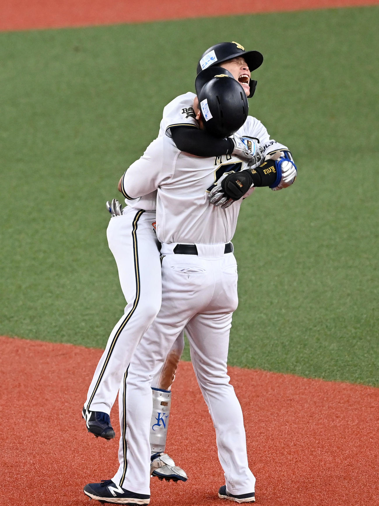 オリックス対ソフトバンク　9回裏オリックス2死二、三塁、サヨナラ左前適時打を放った中川圭は宗と歓喜のハグ（撮影・前岡正明）