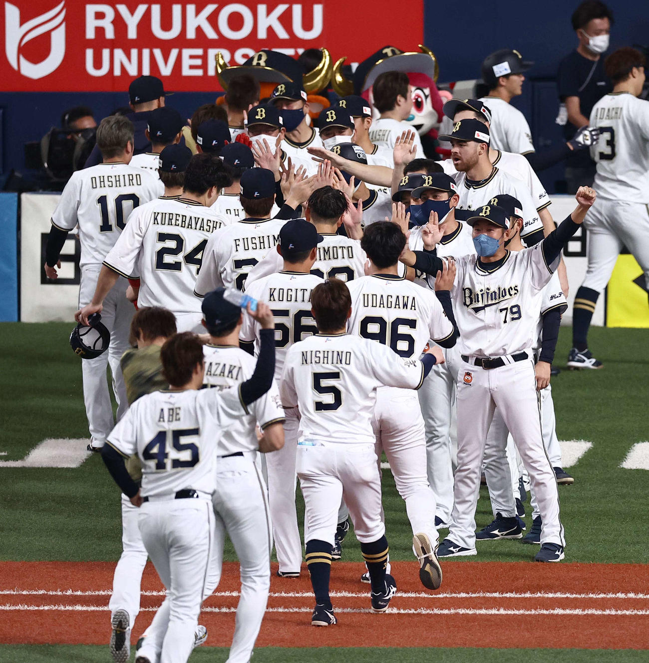 オリックス対ソフトバンク　サヨナラ勝利した中嶋監督（右）はガッツポーズでナインを出迎える（撮影・上田博志）