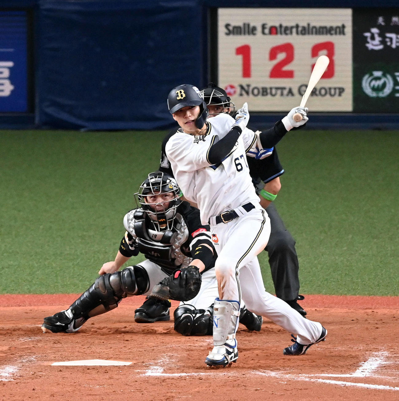 オリックス対ソフトバンク　9回裏オリックス2死二、三塁、中川圭はサヨナラの左前適時打を放つ（撮影・前岡正明）
