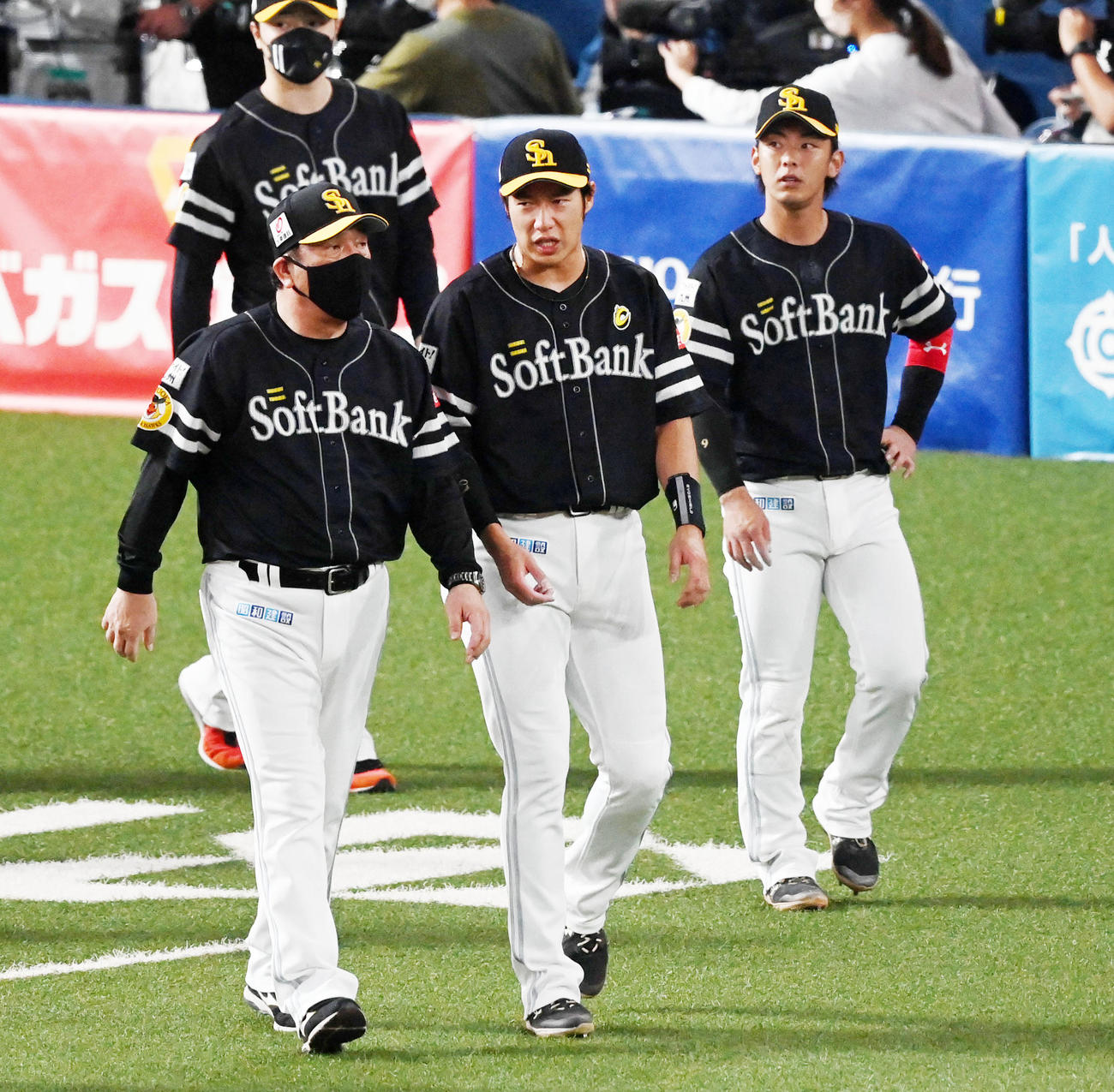 オリックス対ソフトバンク　ファンにあいさつに向かう（左から）藤本監督、柳田、今宮（撮影・前岡正明）