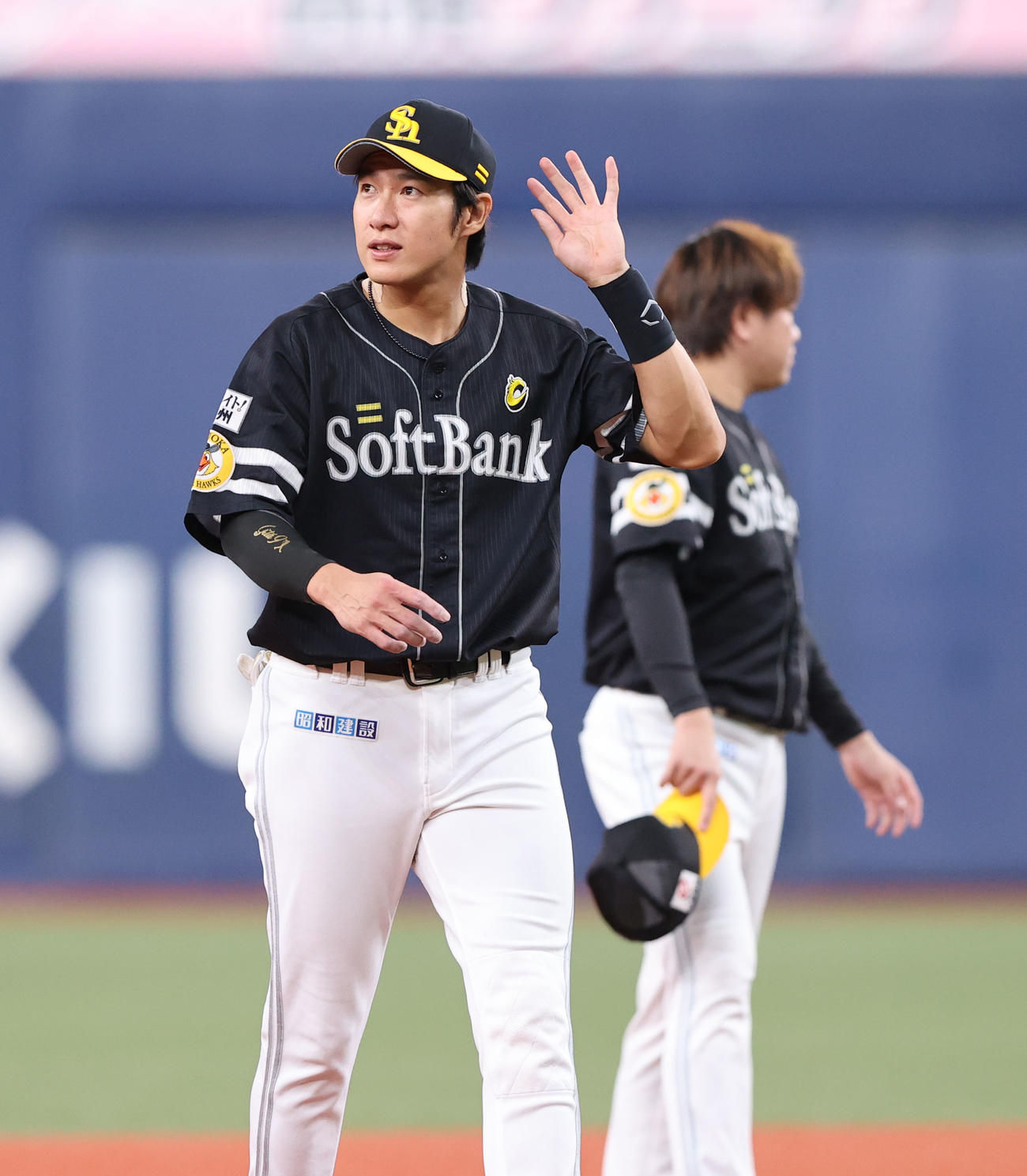 オリックス対ソフトバンク　オリックスに敗れスタンドのファンにあいさつしひきあげる柳田悠岐（撮影・梅根麻紀）