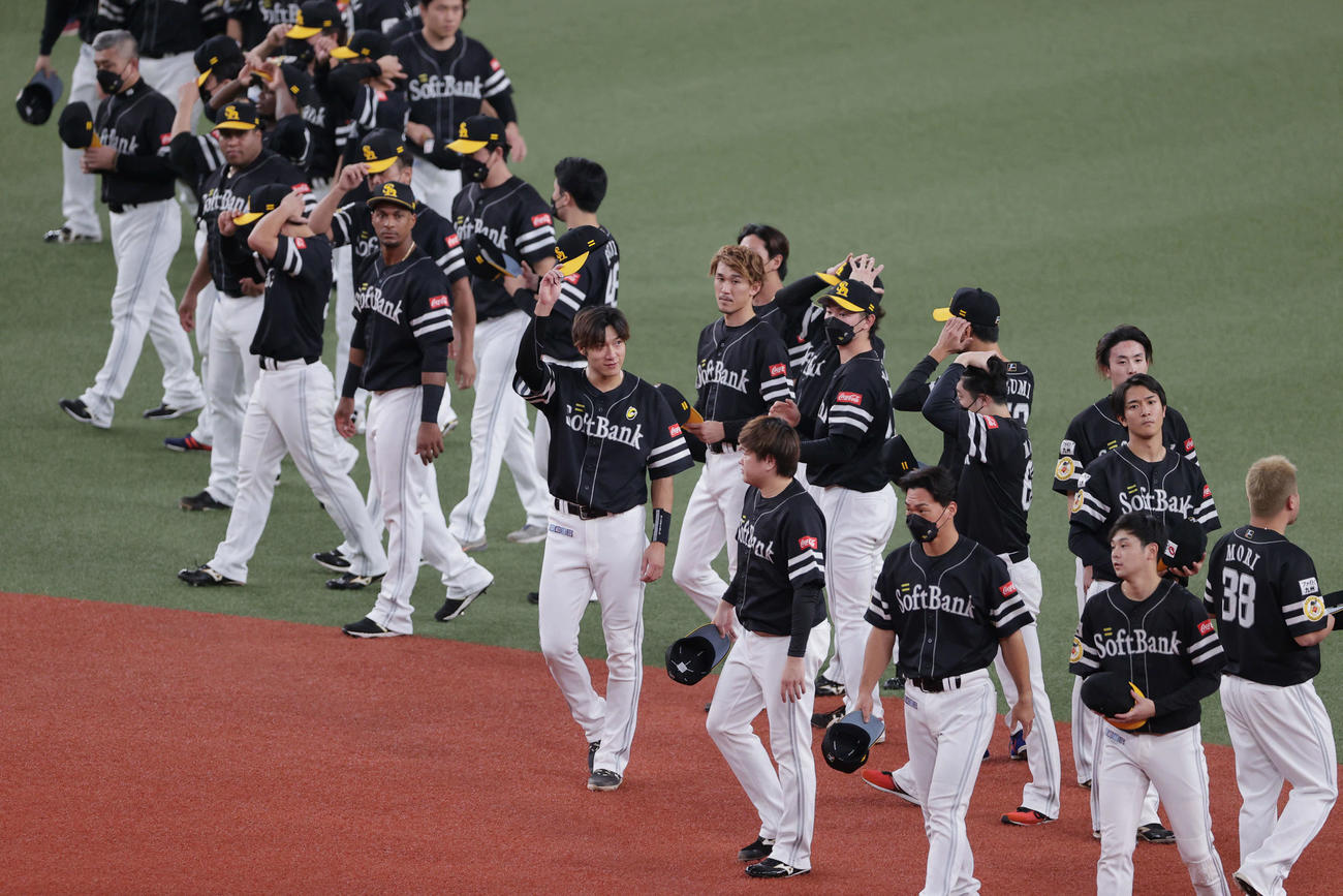 オリックス対ソフトバンク　オリックスに敗れ、引き揚げる柳田（中央）らソフトバンクナイン（撮影・前田充）