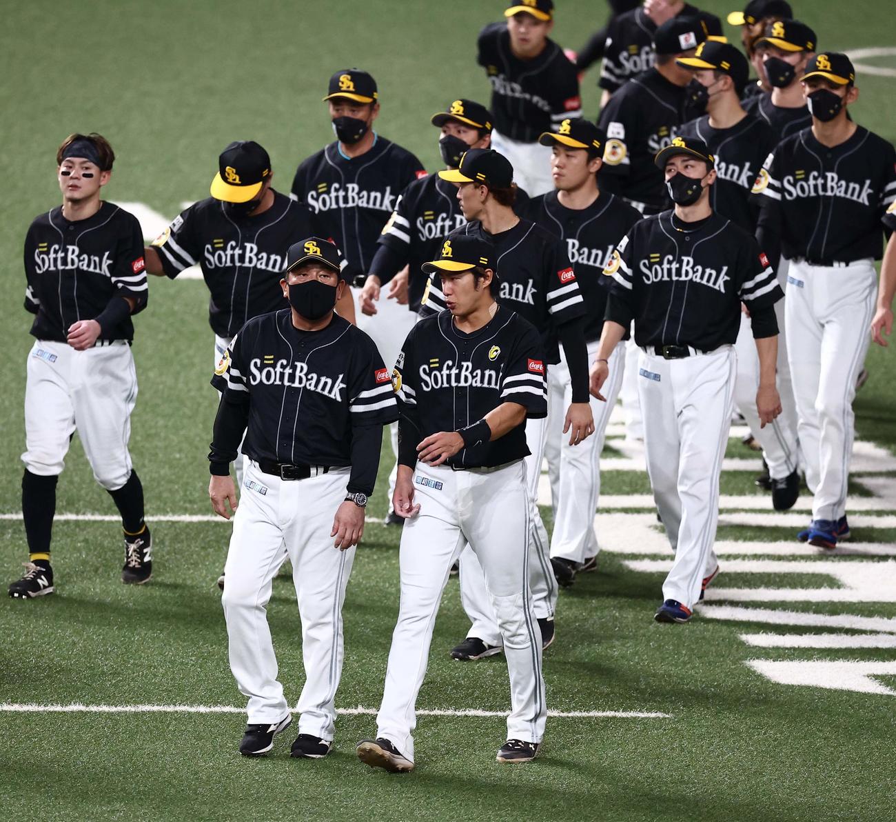 オリックス対ソフトバンク　藤本監督（左から3人目）と話しながらあいさつに向かう柳田（撮影・上田博志）
