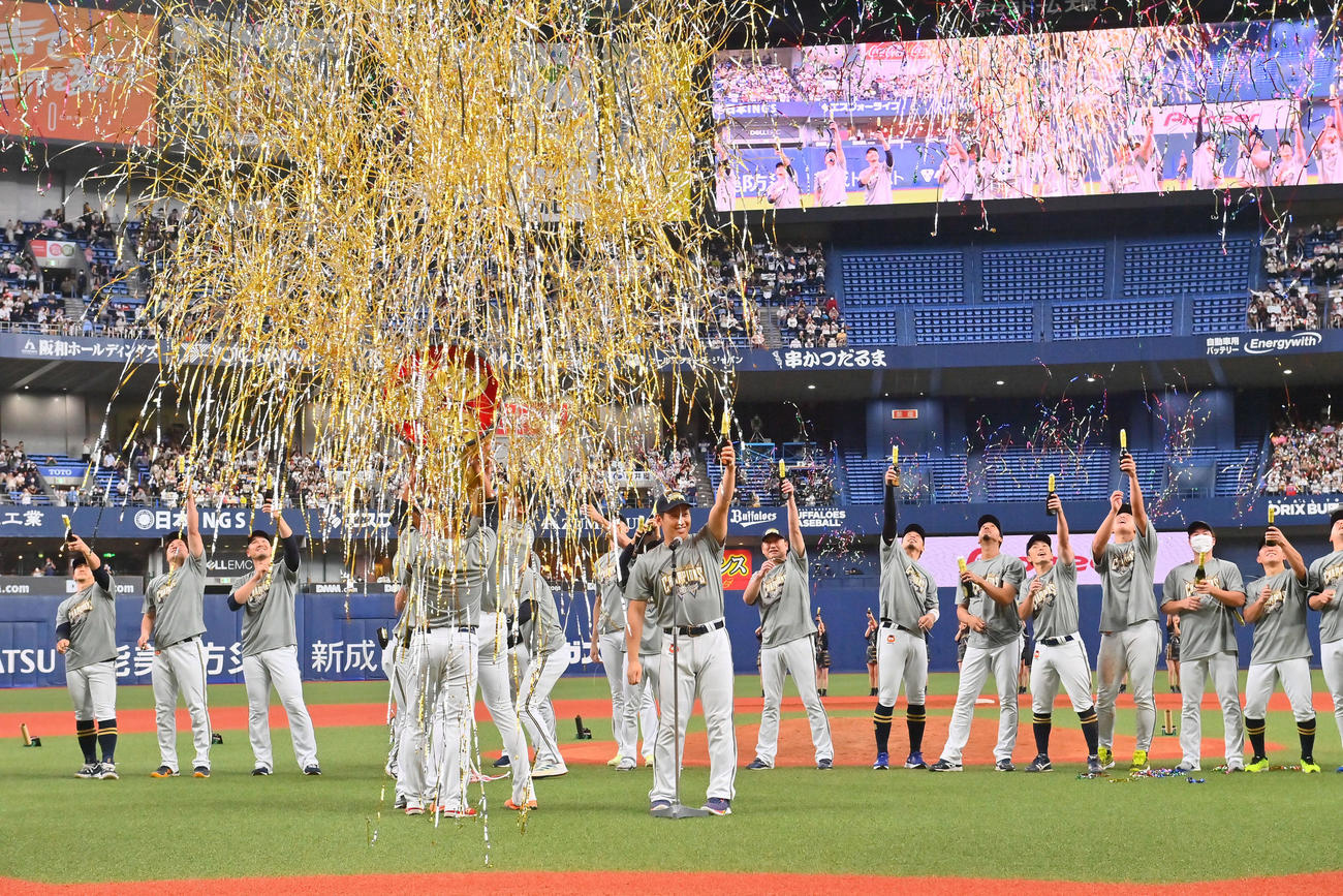 オリックス対ソフトバンク　表彰式終了後、マウンド付近に集まりクラッカーを鳴らすオリックスナイン（撮影・和賀正仁）